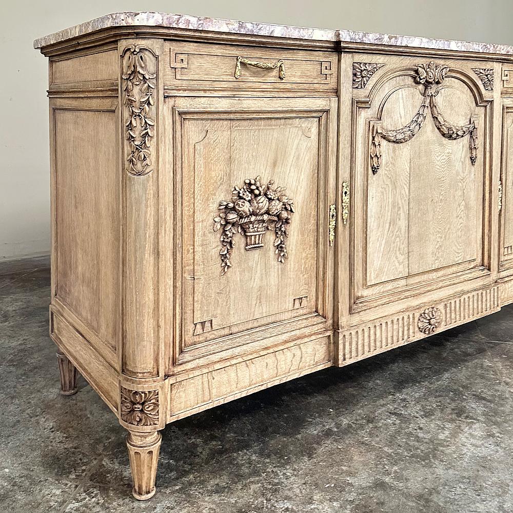 Antique French Louis XVI Buffet a gradini con piano in marmo in Oak striato in vendita 2