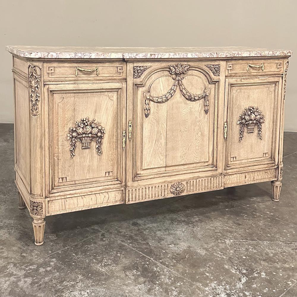 L'Antique French Louis XVI Marble Top Step-Front Buffet in Stripped Oak è una dichiarazione visiva classica ma informale, perfetta per gli arredamenti più rilassati di oggi.  Realizzato a mano con una fitta quercia secolare che durerà per