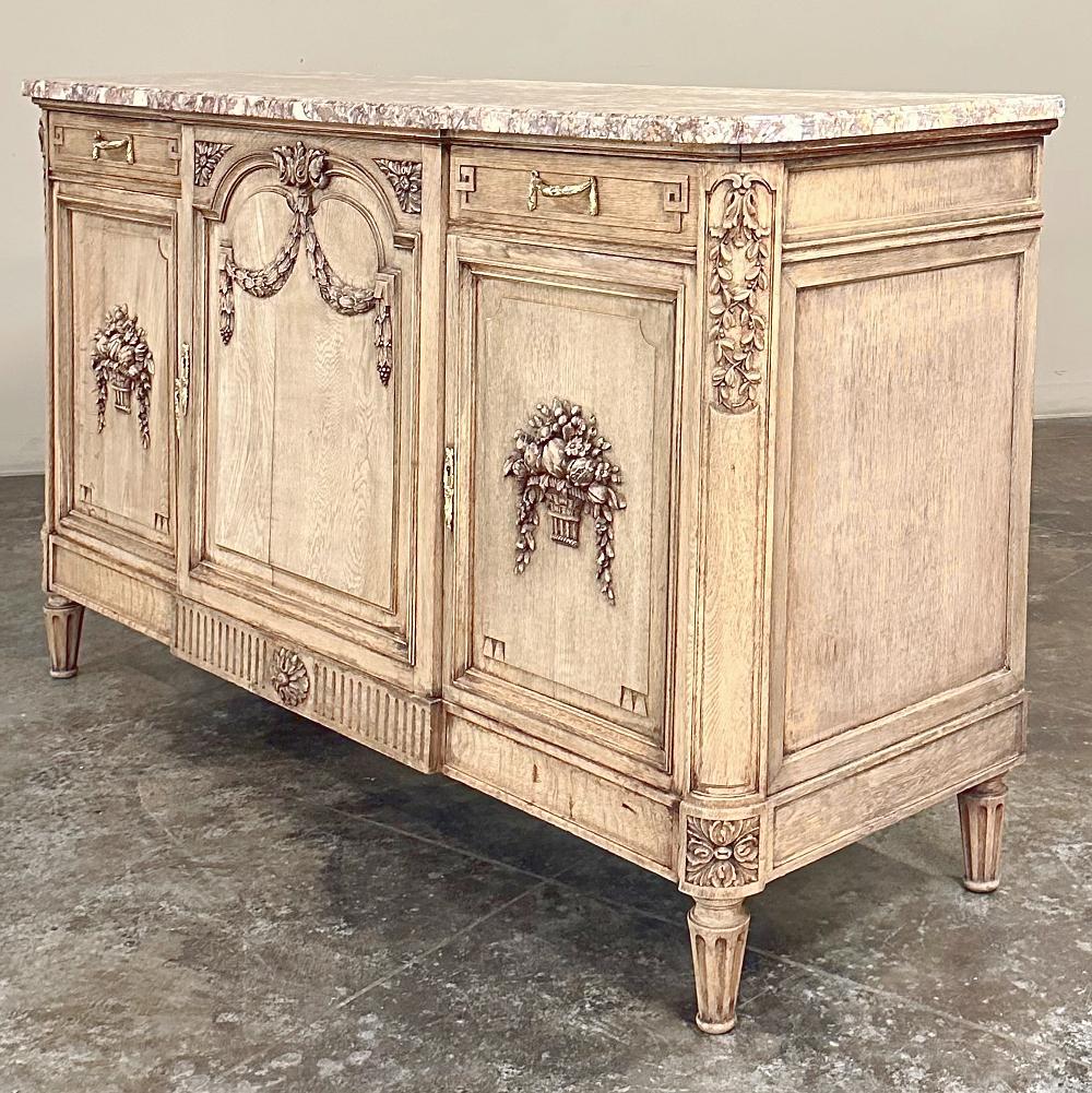 Intagliato a mano Antique French Louis XVI Buffet a gradini con piano in marmo in Oak striato in vendita
