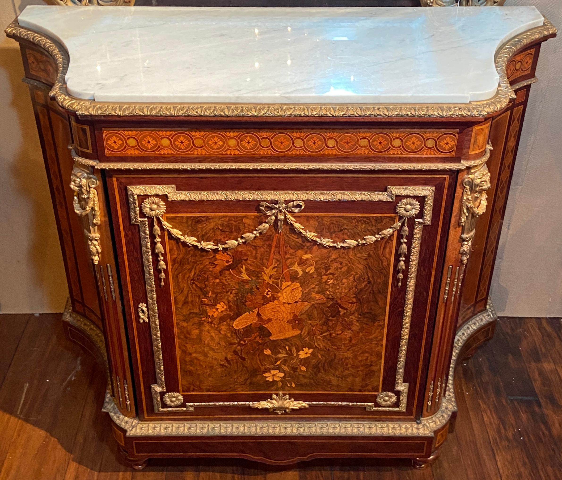 Commode ancienne de style Louis XVI en marqueterie de bronze, montée sur un plateau en marbre, vers 1890.
 