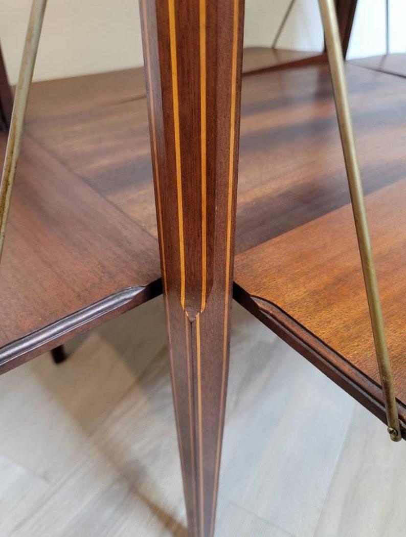 Ancienne table à plateau en verre incrusté néoclassique française Louis XVI en vente 2