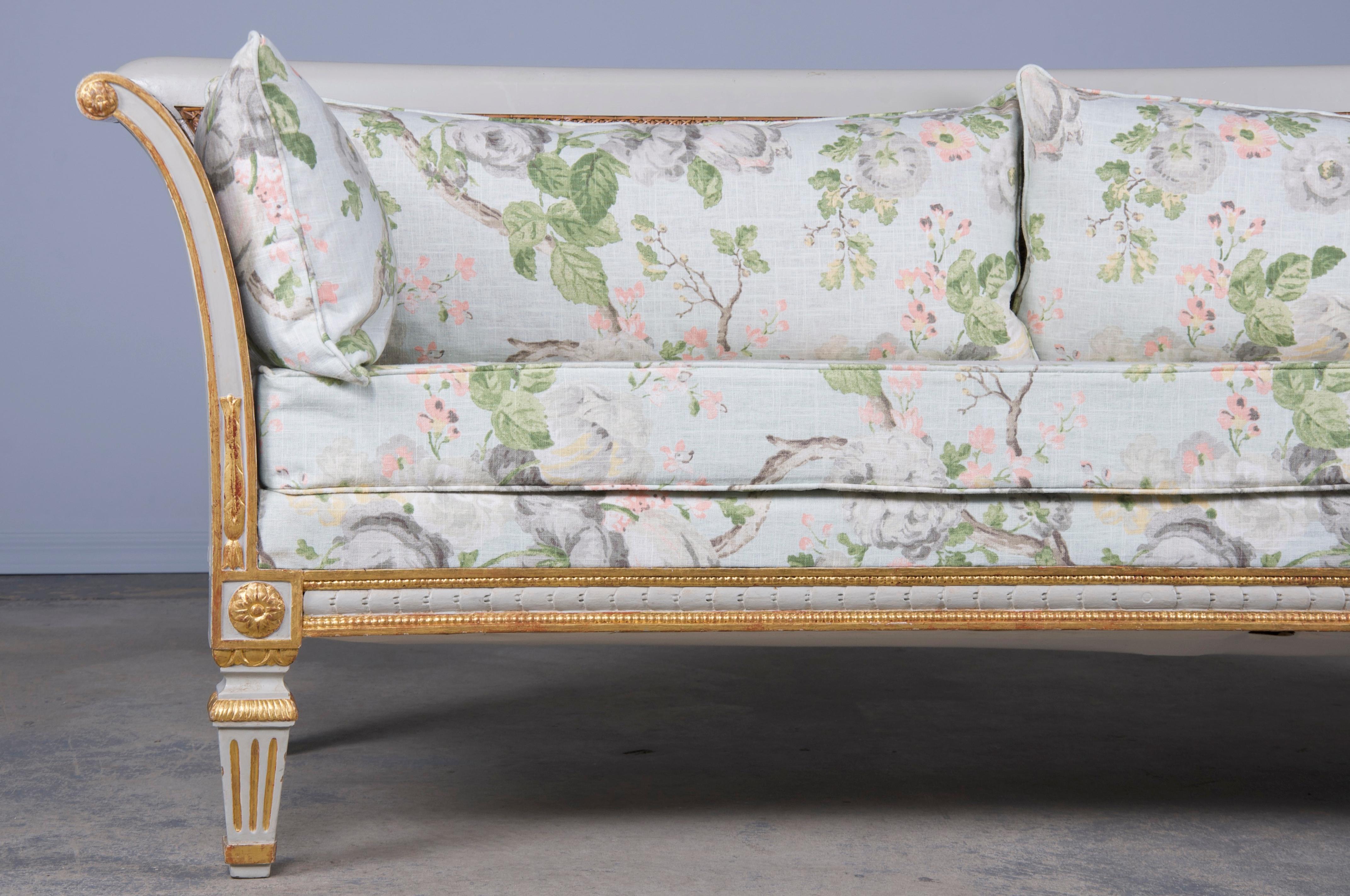 Luigi XVI Antique French Neoclassical Style Painted Cane Back Loveseat W/ Floral Linen in vendita