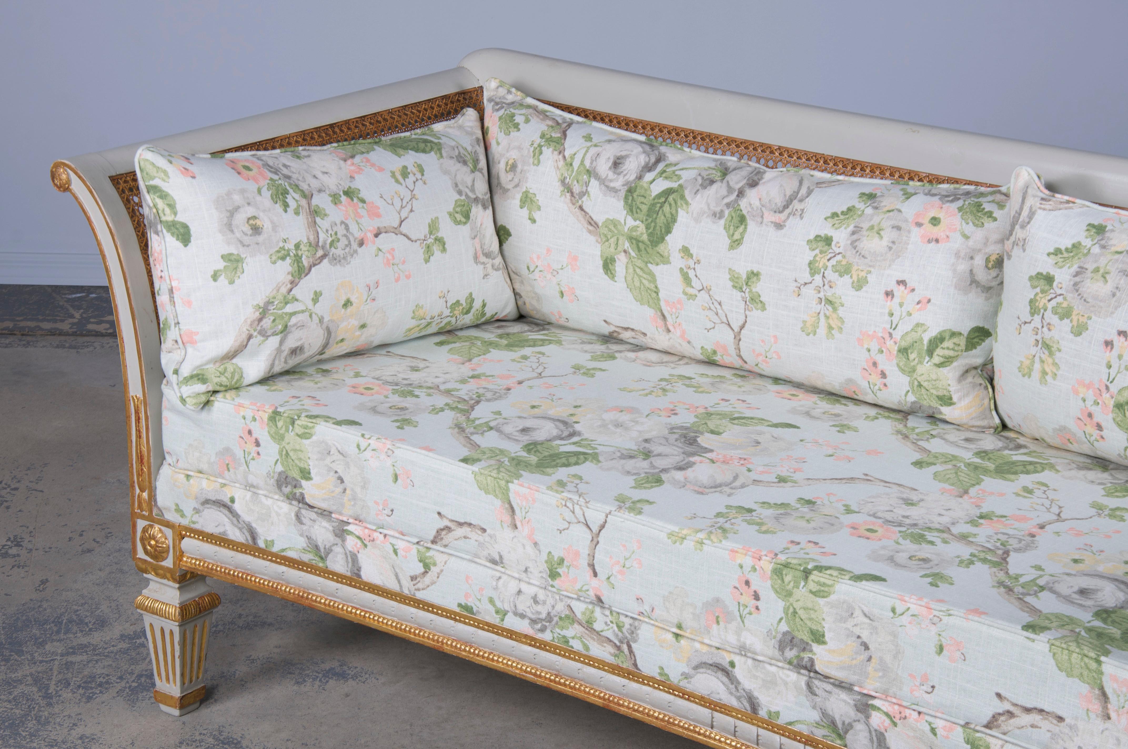 Lino Antique French Neoclassical Style Painted Cane Back Loveseat W/ Floral Linen in vendita