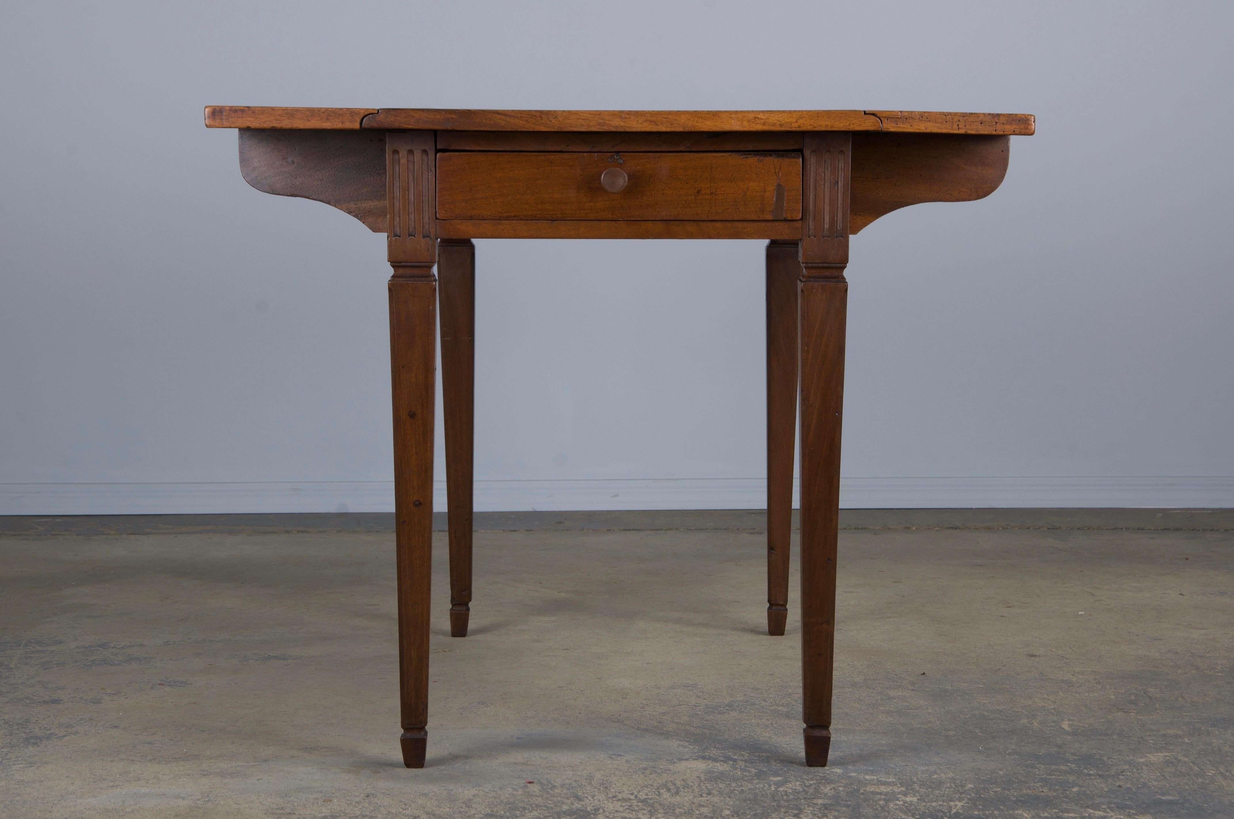 Ancienne table à abattant en noyer de style néoclassique Louis XVI français en vente 3