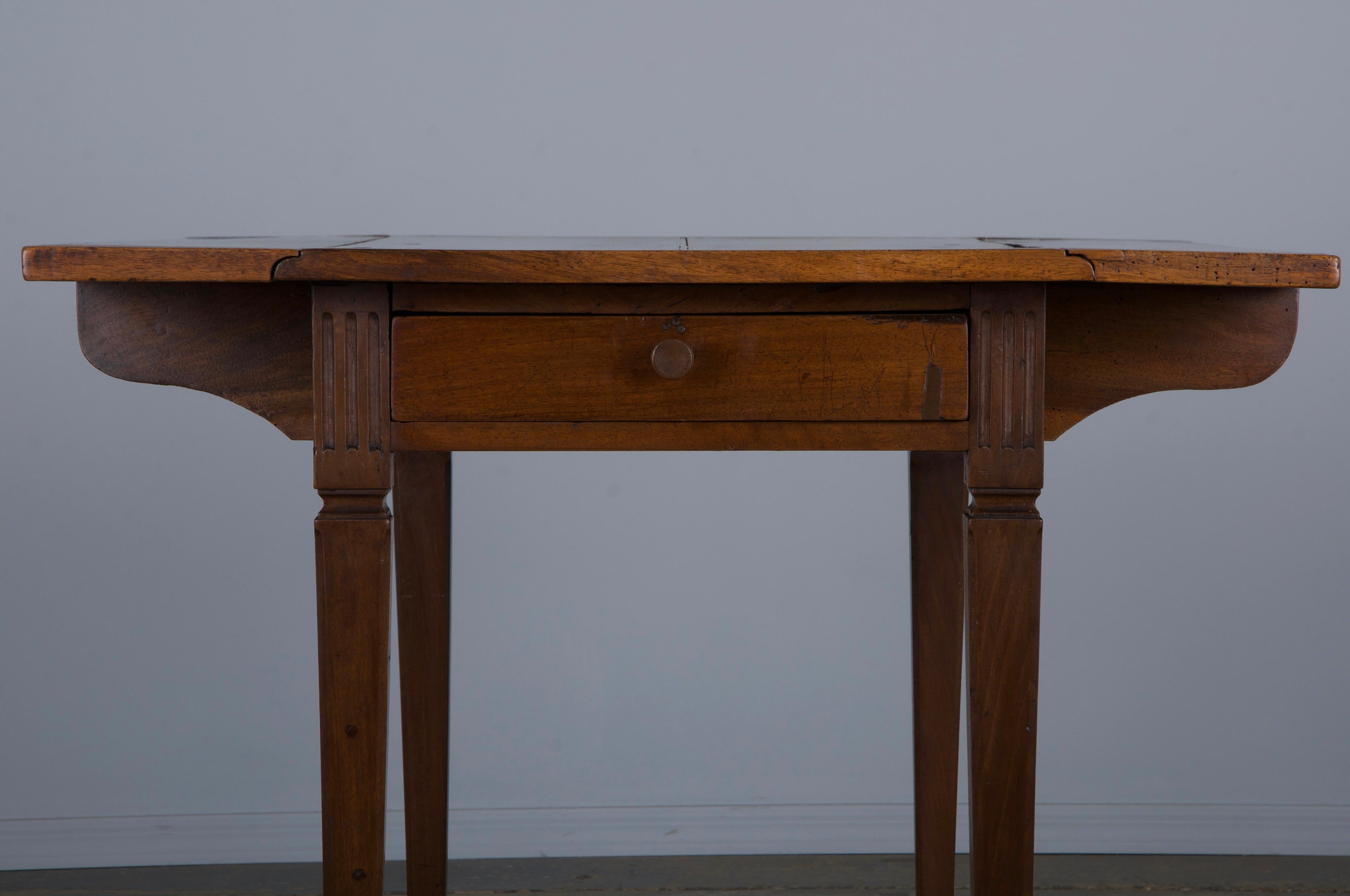 Ancienne table à abattant en noyer de style néoclassique Louis XVI français en vente 4