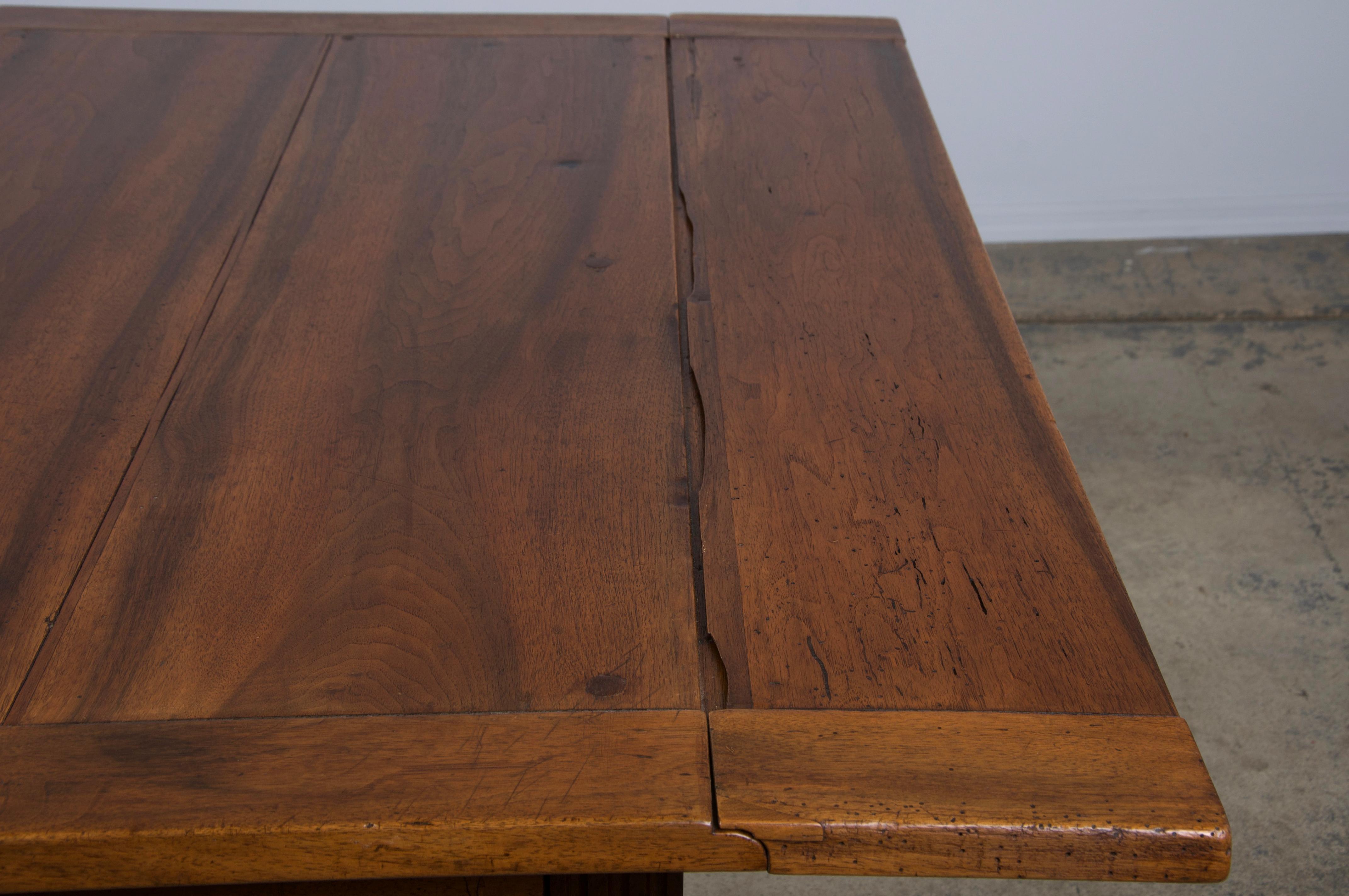Ancienne table à abattant en noyer de style néoclassique Louis XVI français en vente 5