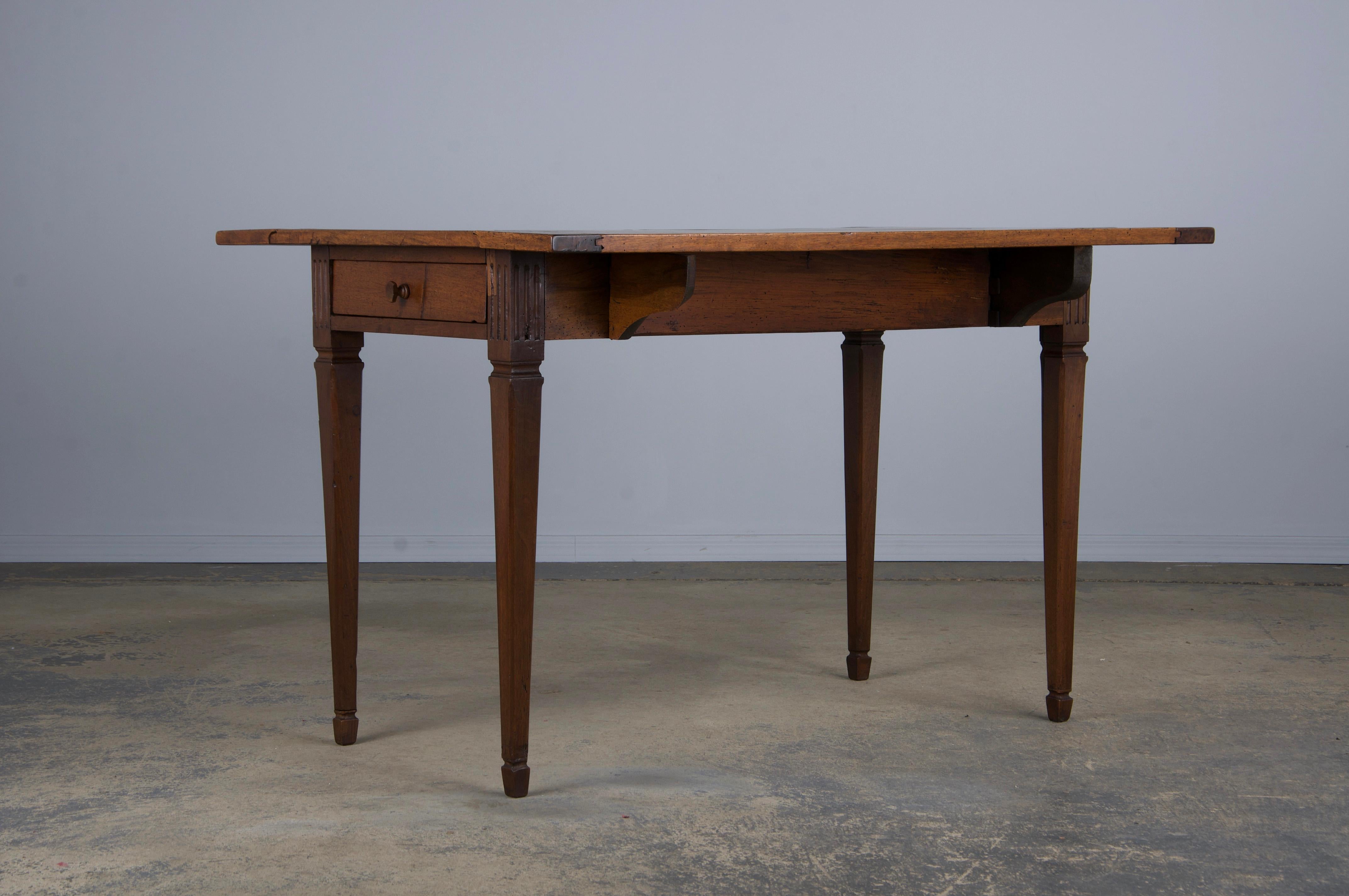 Ancienne table à abattant en noyer de style néoclassique Louis XVI français en vente 8