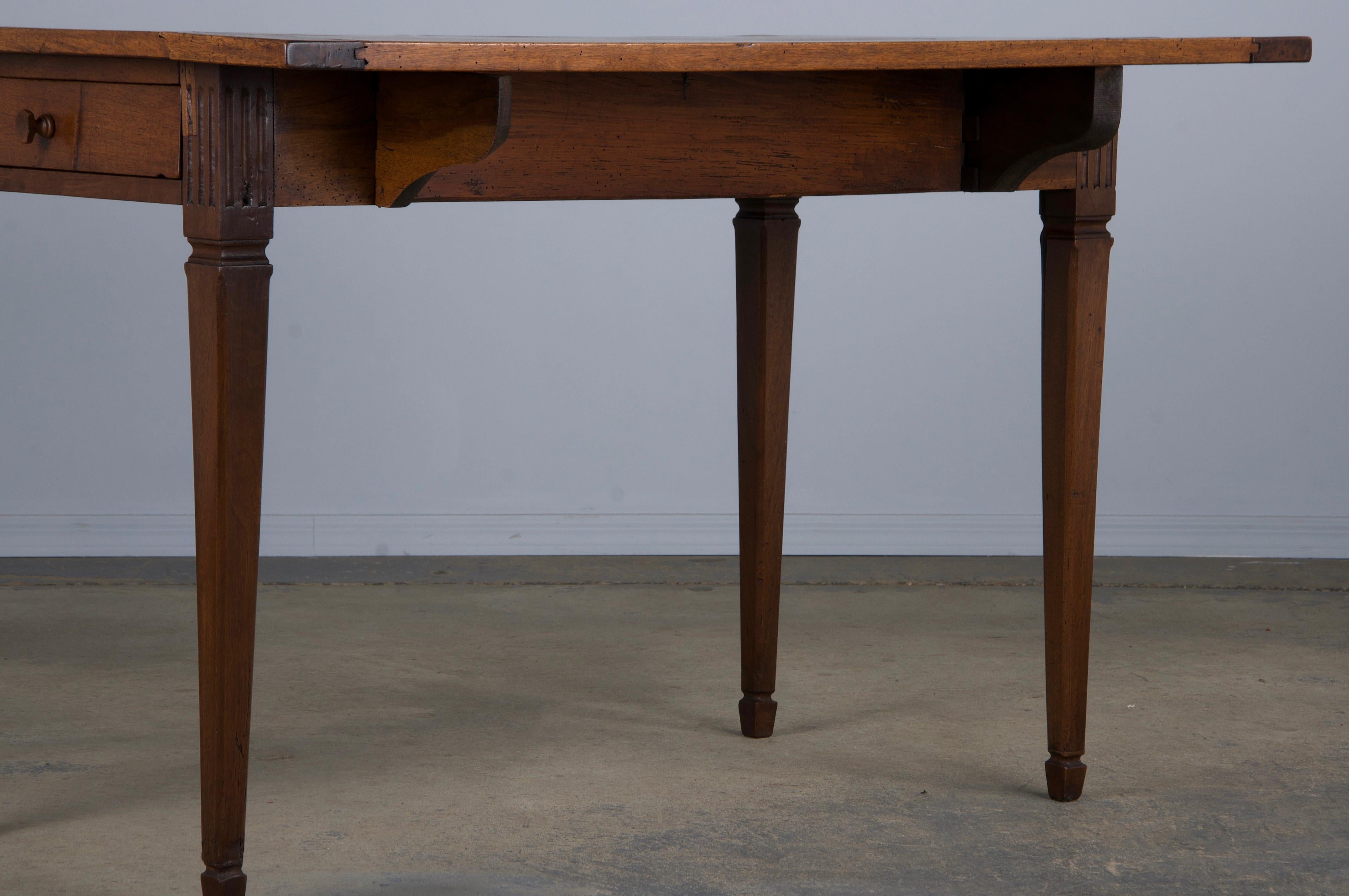 Ancienne table à abattant en noyer de style néoclassique Louis XVI français en vente 9