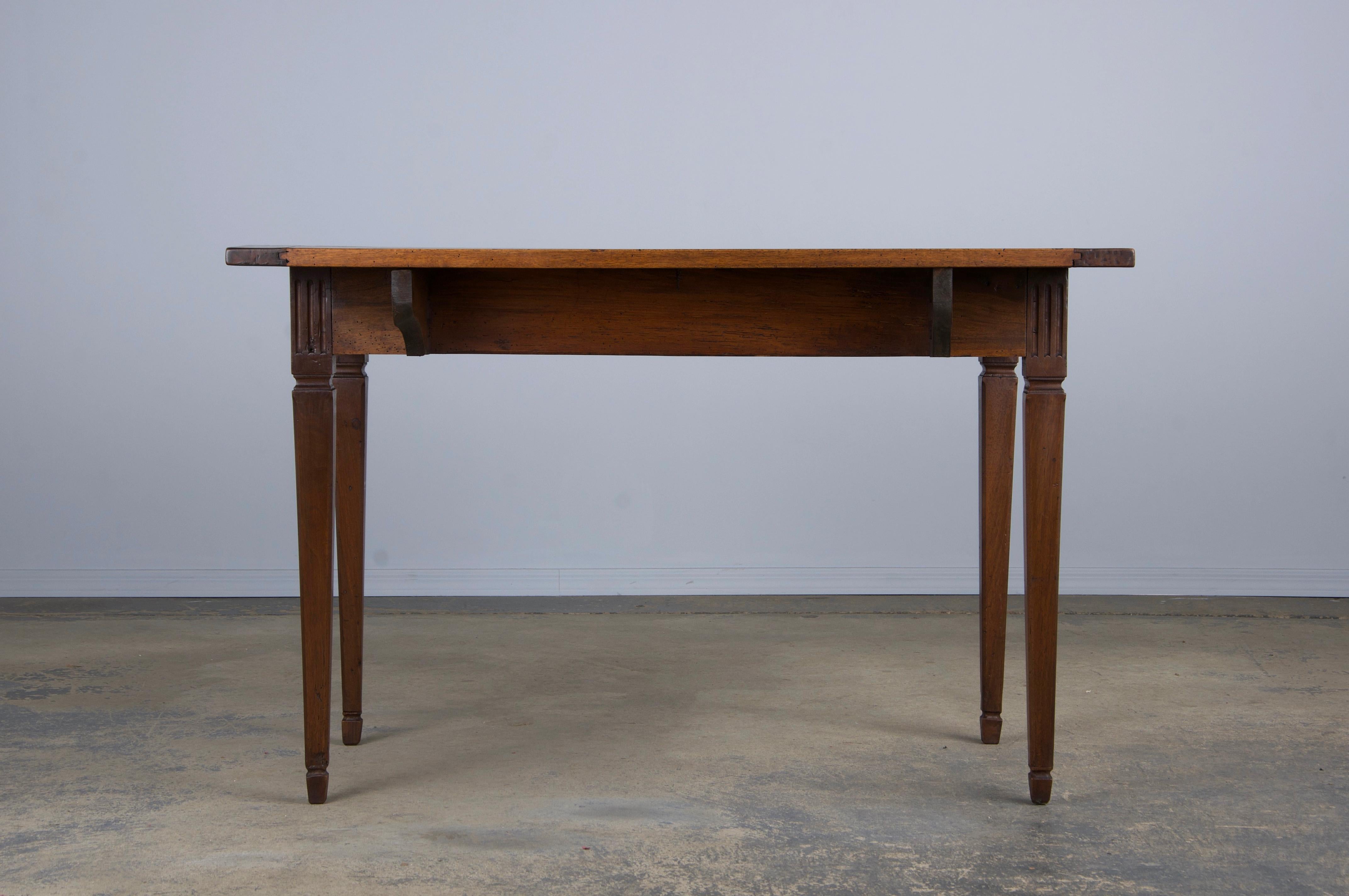 Ancienne table à abattant en noyer de style néoclassique Louis XVI français en vente 10