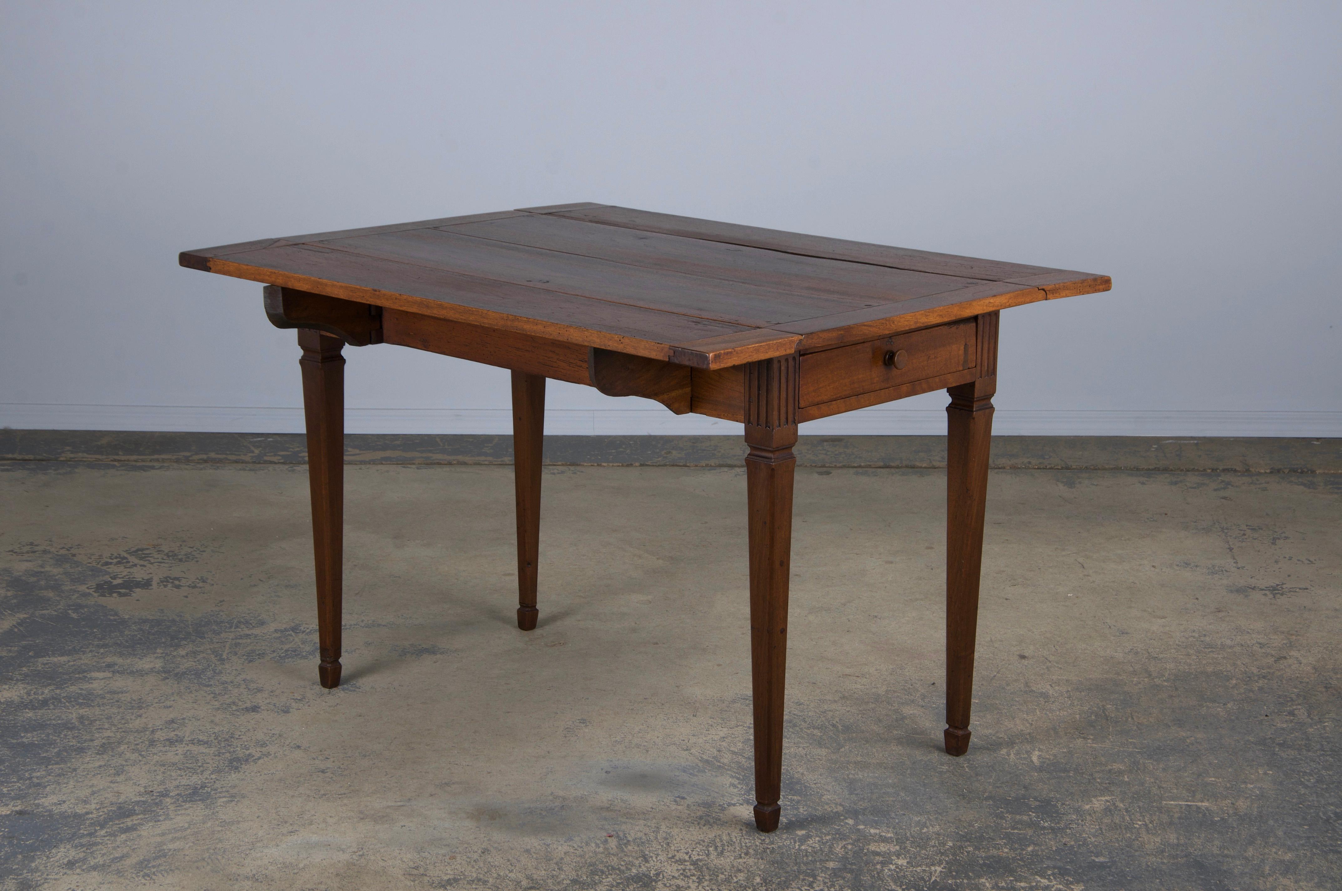 Ancienne table à abattant en noyer de style néoclassique Louis XVI français en vente 11