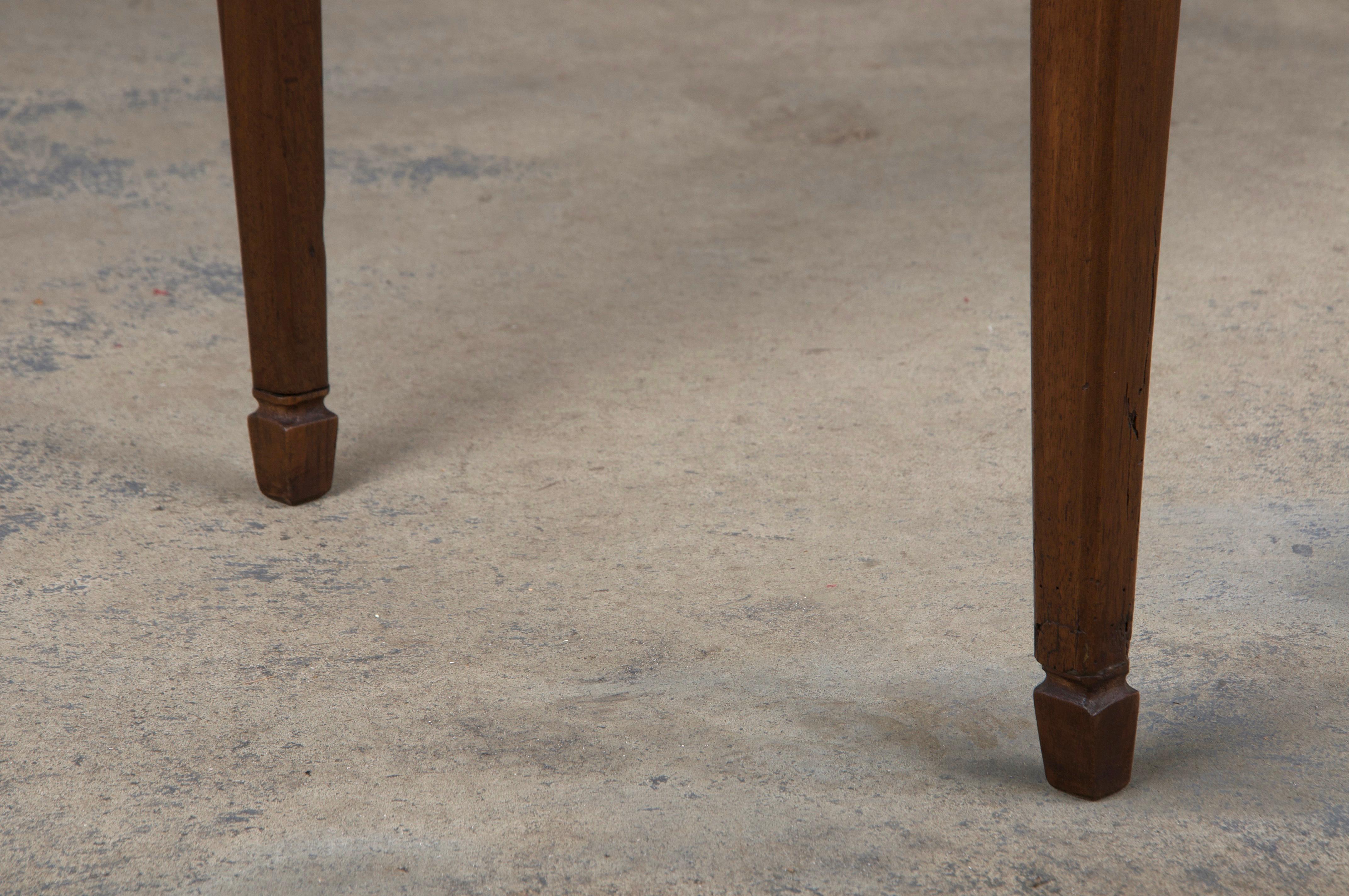 Français Ancienne table à abattant en noyer de style néoclassique Louis XVI français en vente