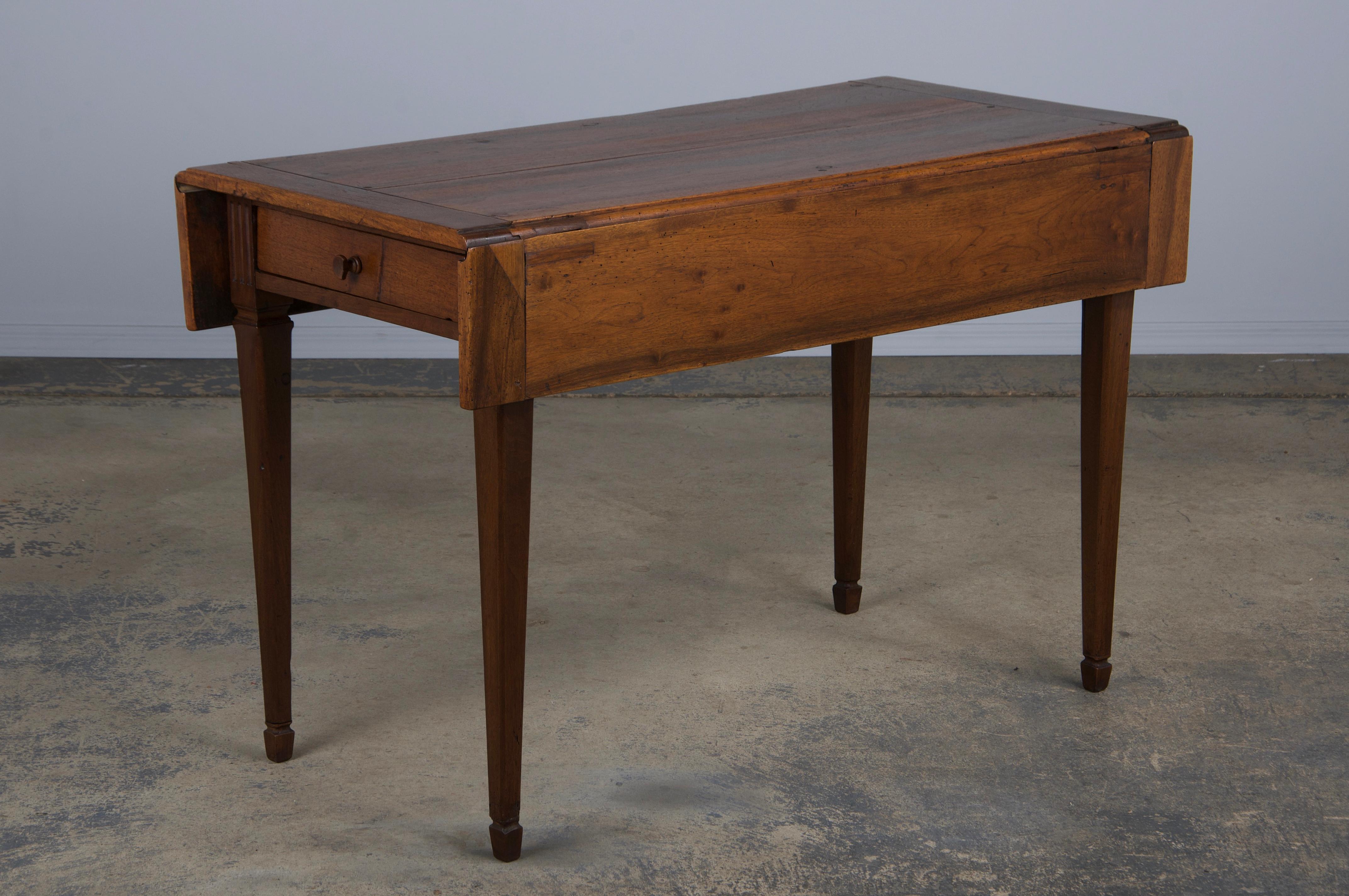 XIXe siècle Ancienne table à abattant en noyer de style néoclassique Louis XVI français en vente