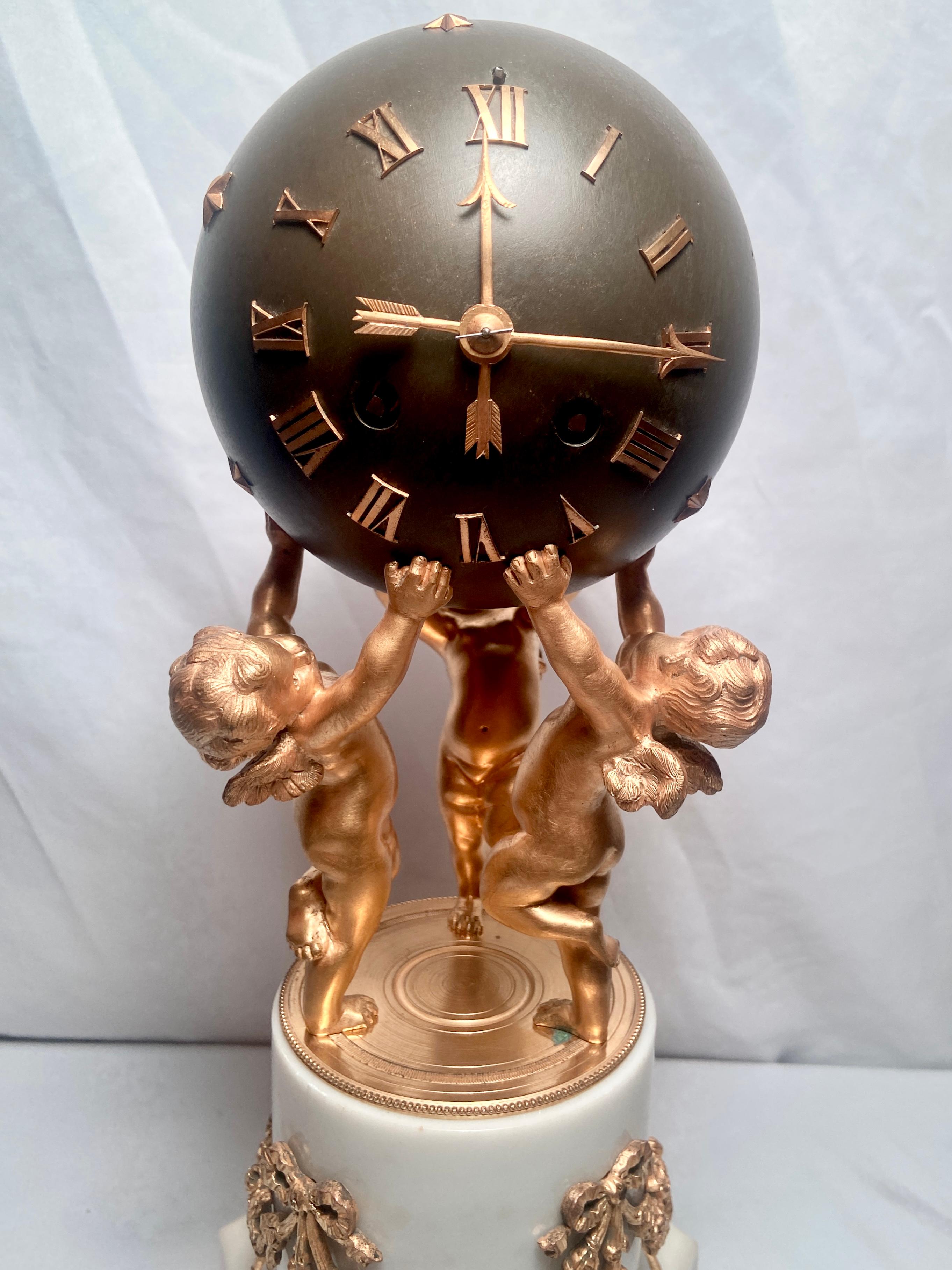 Antike französische Uhr im Louis-XVI-Stil aus Ormolu und patinierter Bronze mit Putten, um 1860-1870.