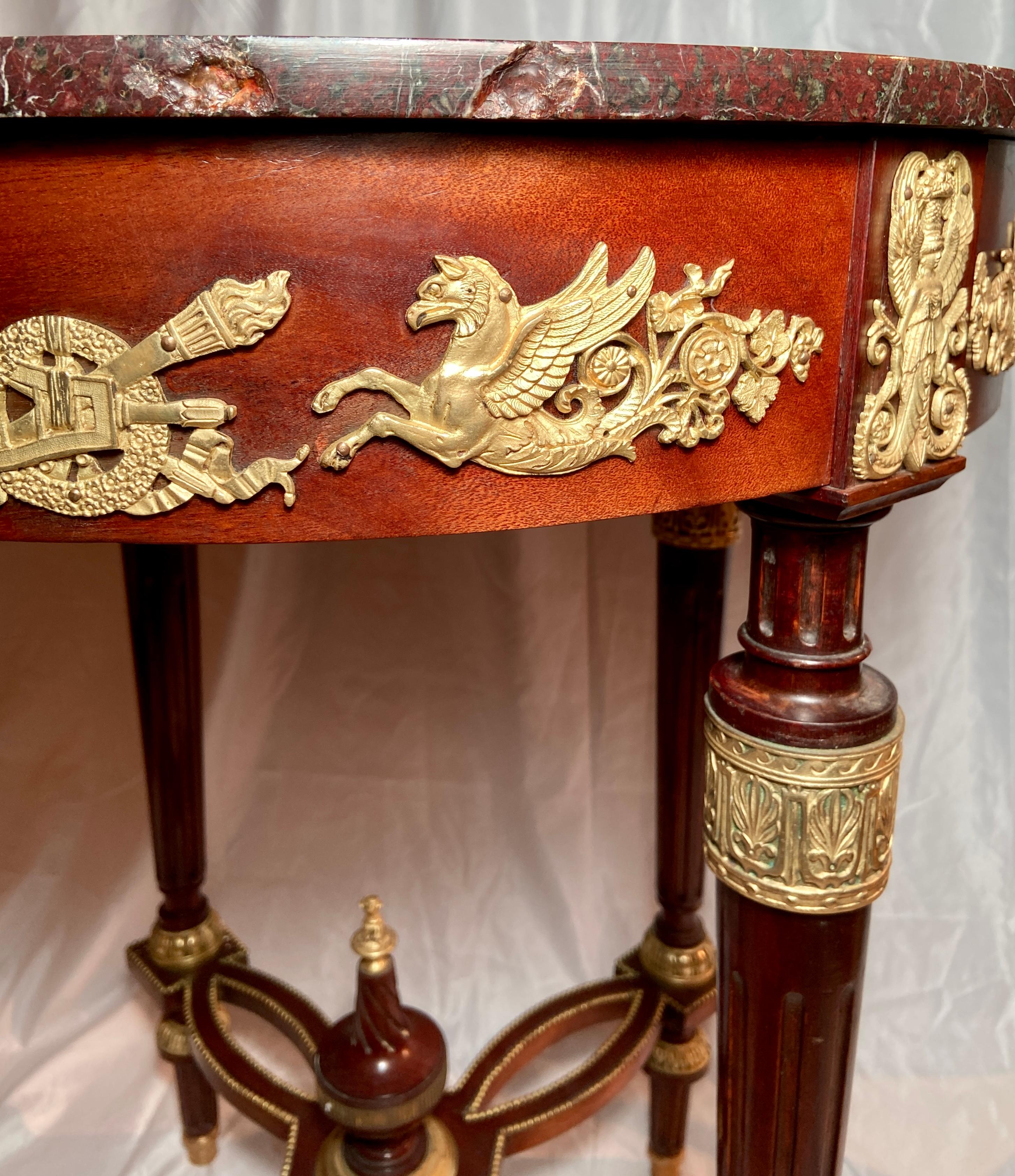 Français Ancienne table ronde française Louis XVI en acajou avec plateau en marbre et ornementation en bronze doré, vers 1880 en vente