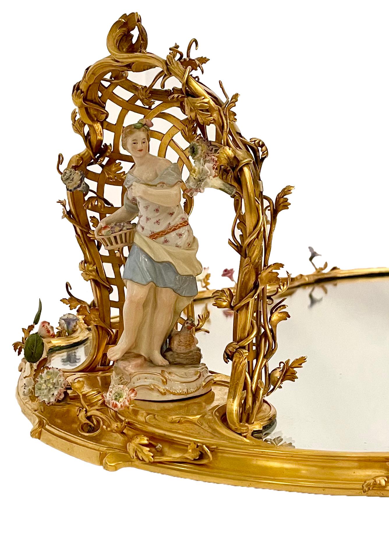 Bronze doré Ancien plateau français Louis XVI en bronze doré avec détails en porcelaine de Dresden, vers 1870 1870 en vente