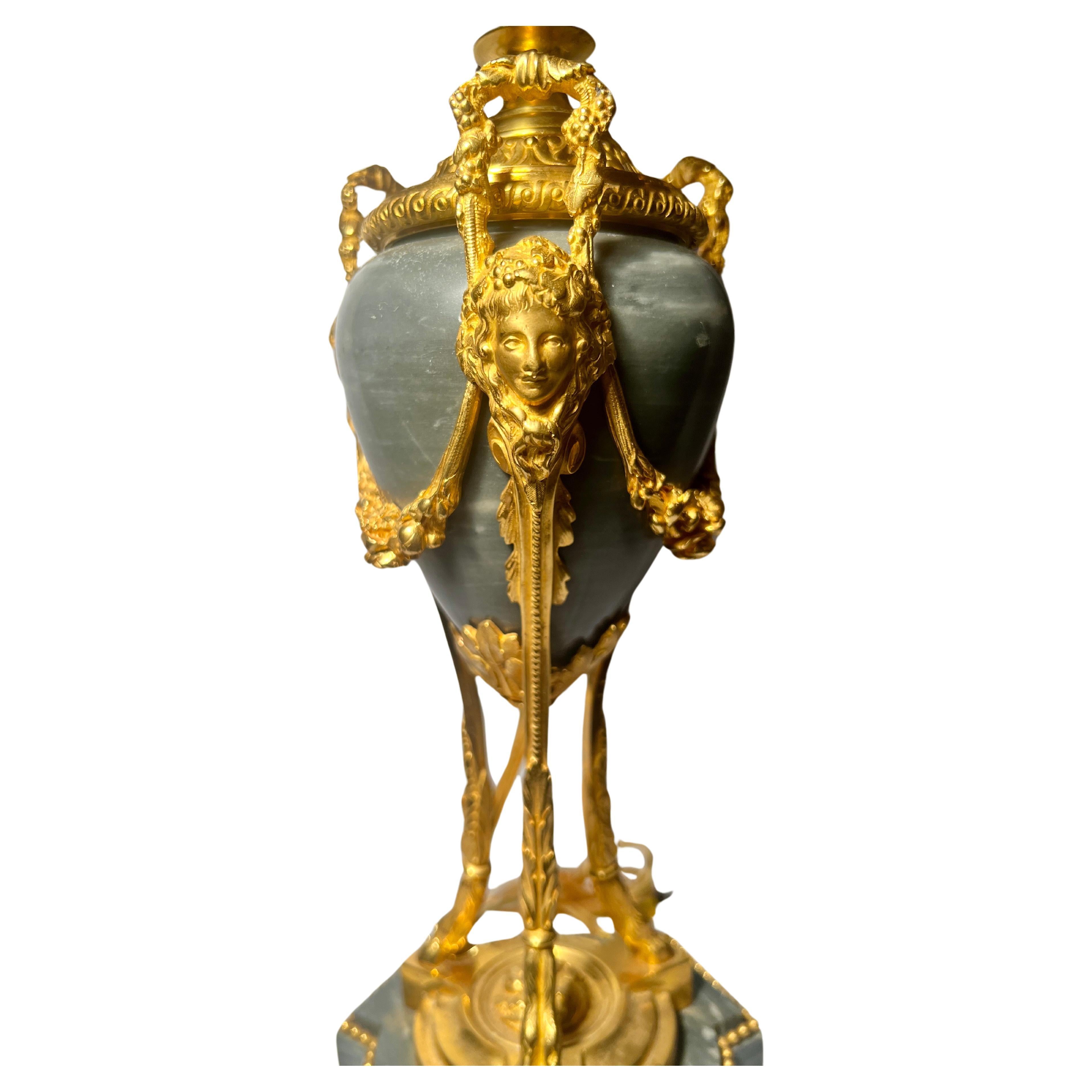 Antike französische Louis-XVI-Lampe aus Ormulu und grünem Marmor, um 1875-1885. im Zustand „Gut“ im Angebot in New Orleans, LA