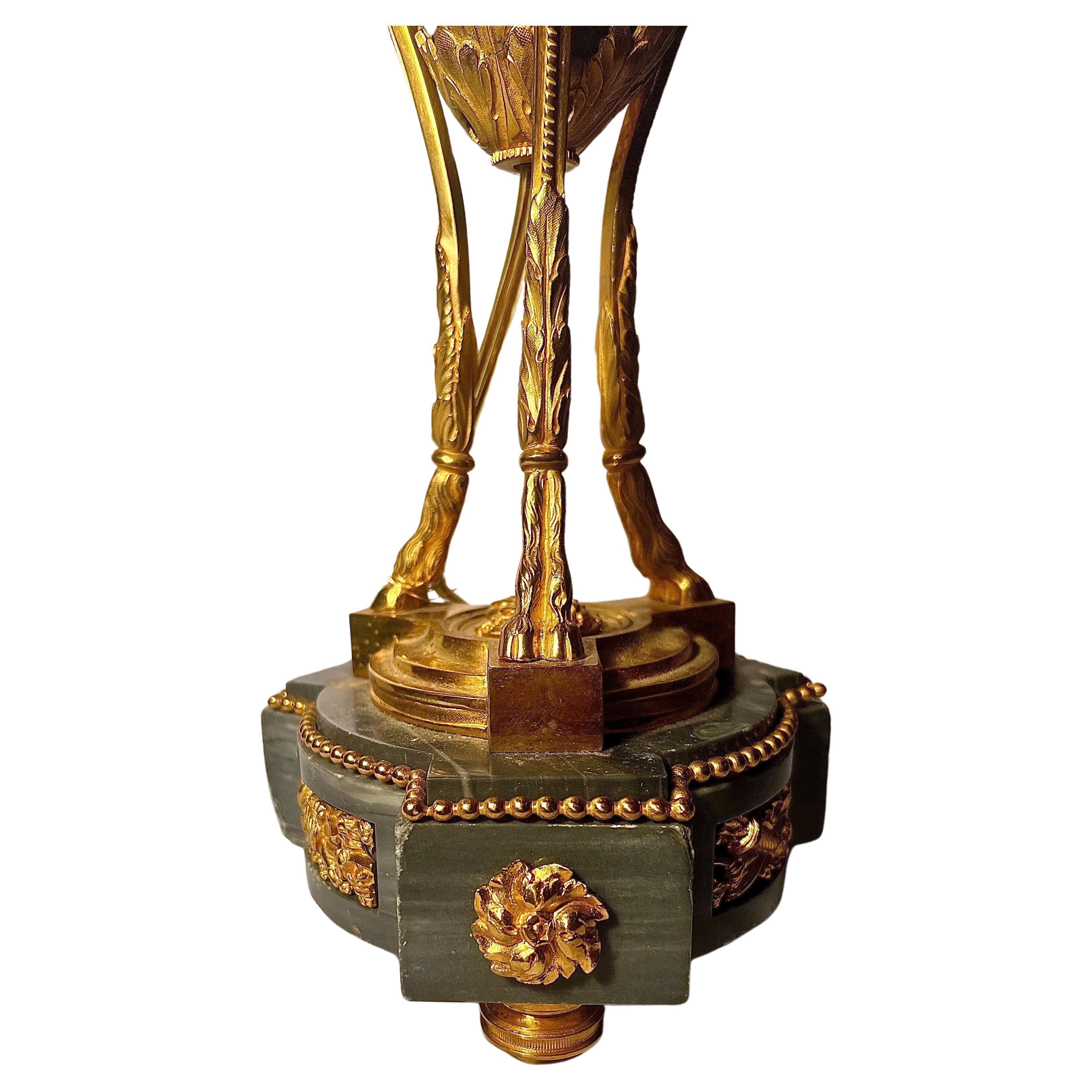 Antike französische Louis-XVI-Lampe aus Ormulu und grünem Marmor, um 1875-1885. im Angebot 1