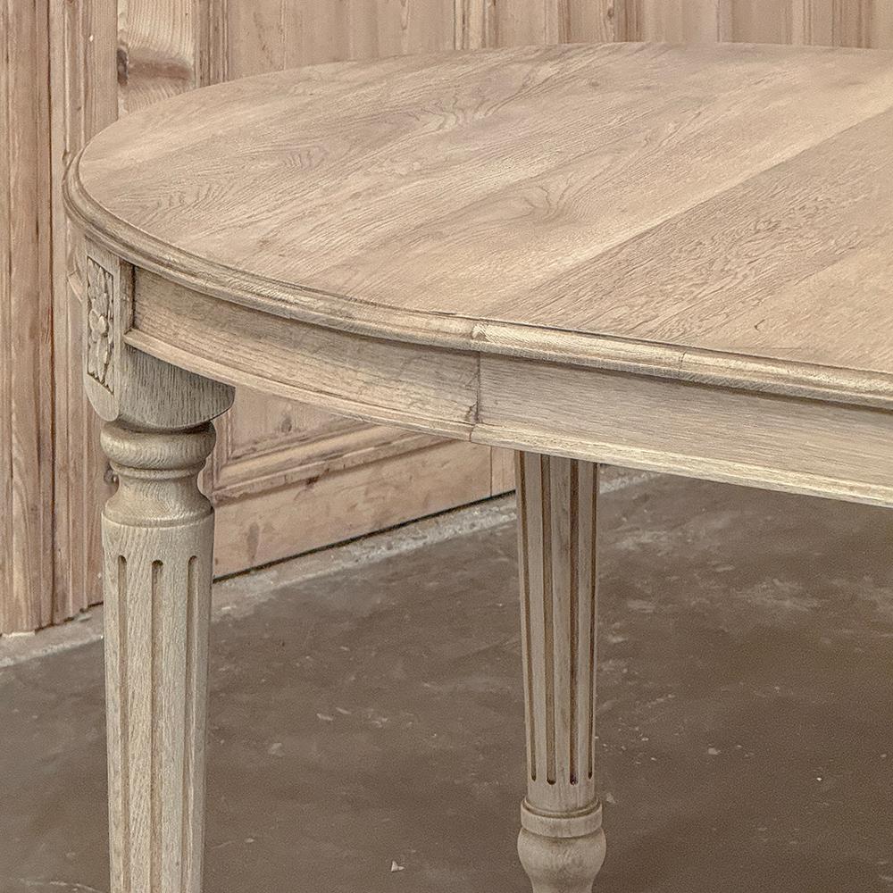 Ancienne table de salle à manger ovale française Louis XVI en chêne rayé en vente 3