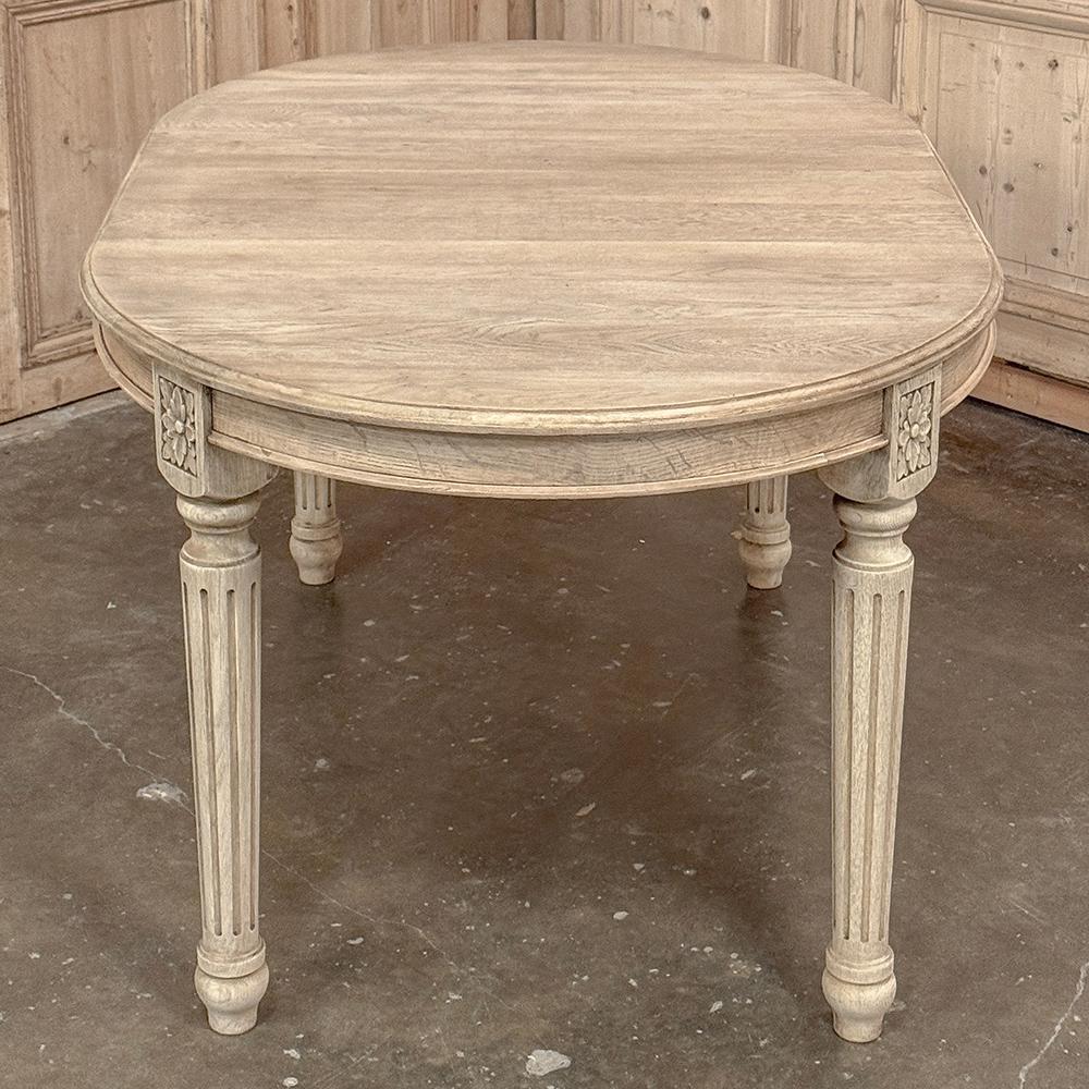 Ancienne table de salle à manger ovale française Louis XVI en chêne rayé en vente 4