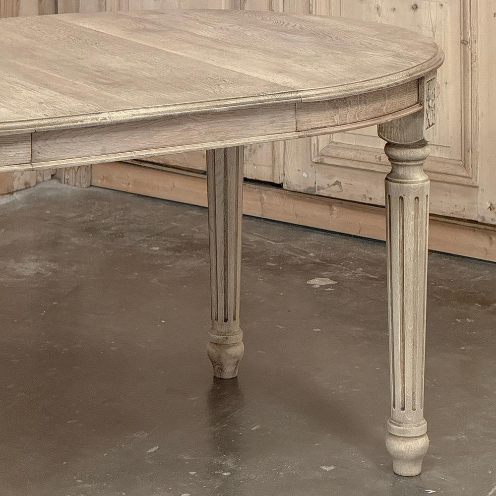 Ancienne table de salle à manger ovale française Louis XVI en chêne rayé en vente 8