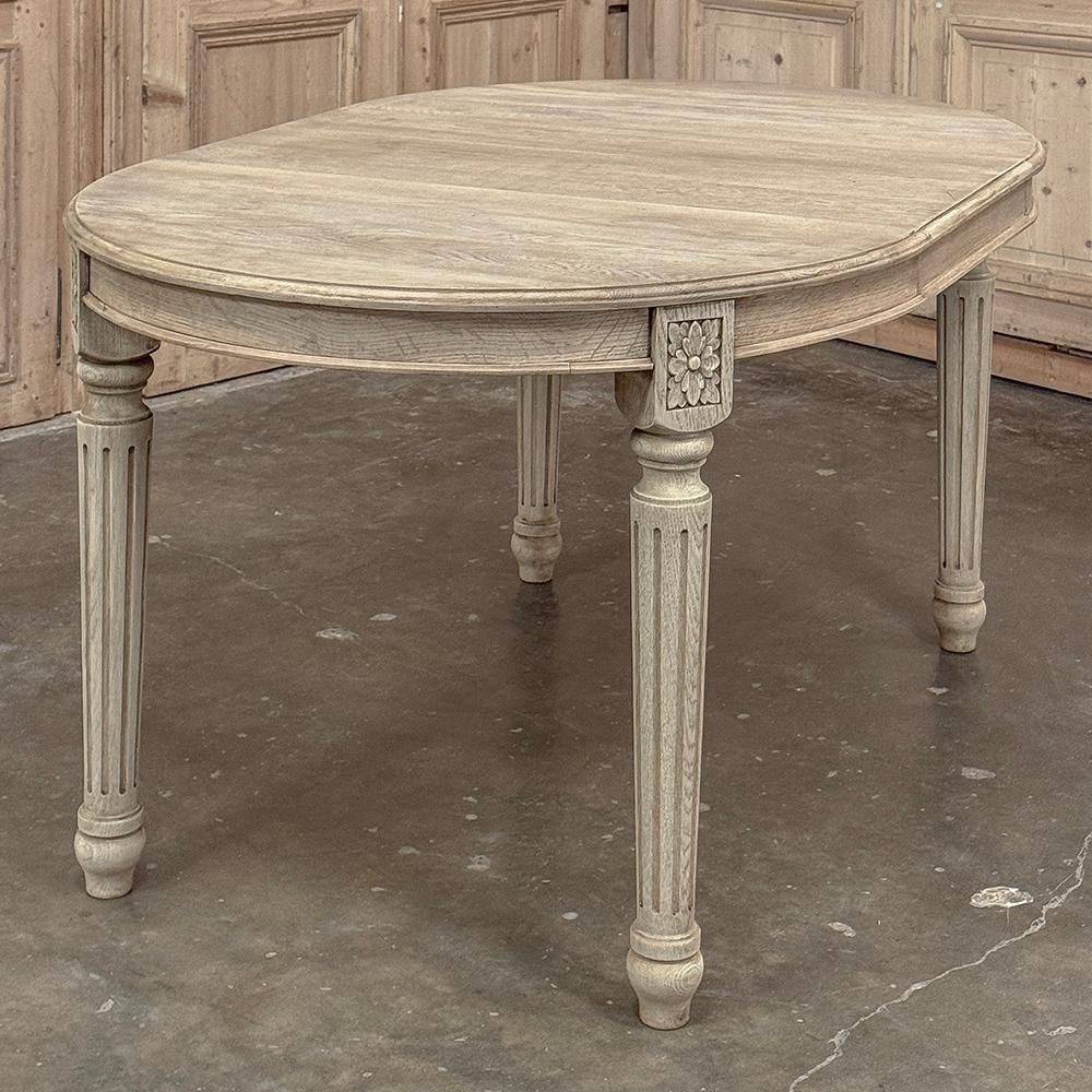Ancienne table de salle à manger ovale française Louis XVI en chêne rayé en vente 9