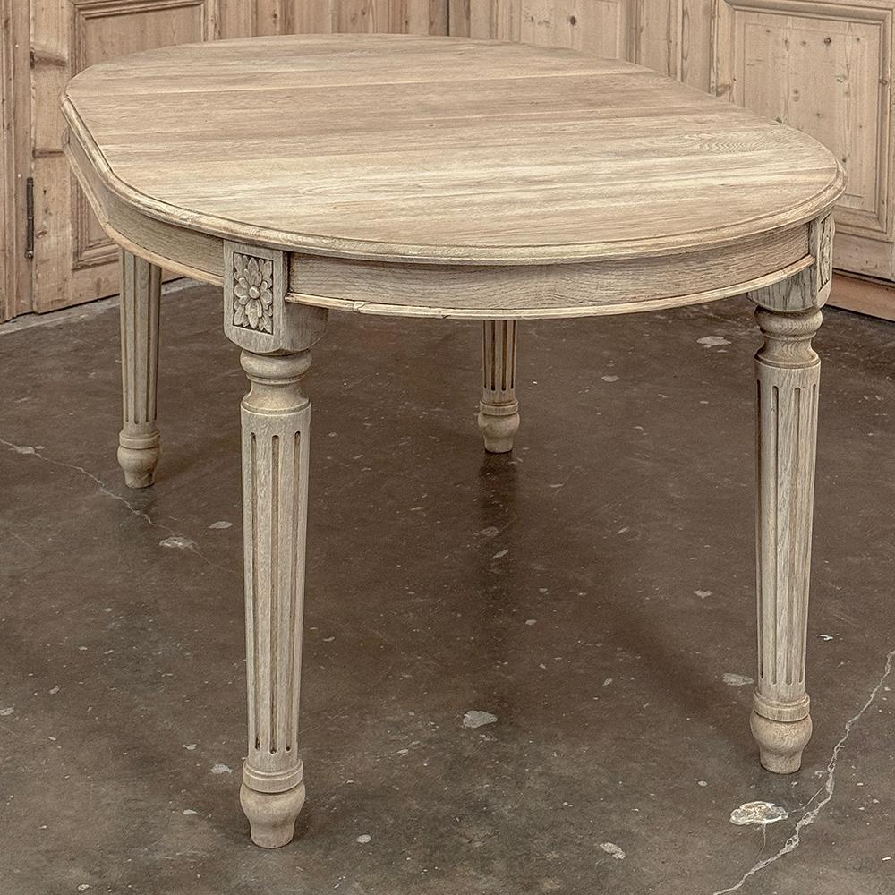 Ancienne table de salle à manger ovale française Louis XVI en chêne rayé en vente 10