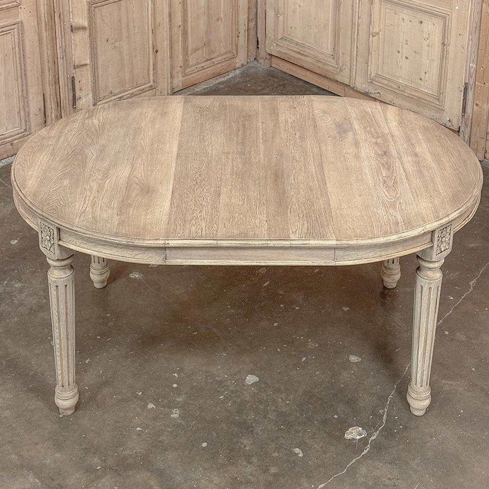 Ancienne table de salle à manger ovale française Louis XVI en chêne rayé en vente 11