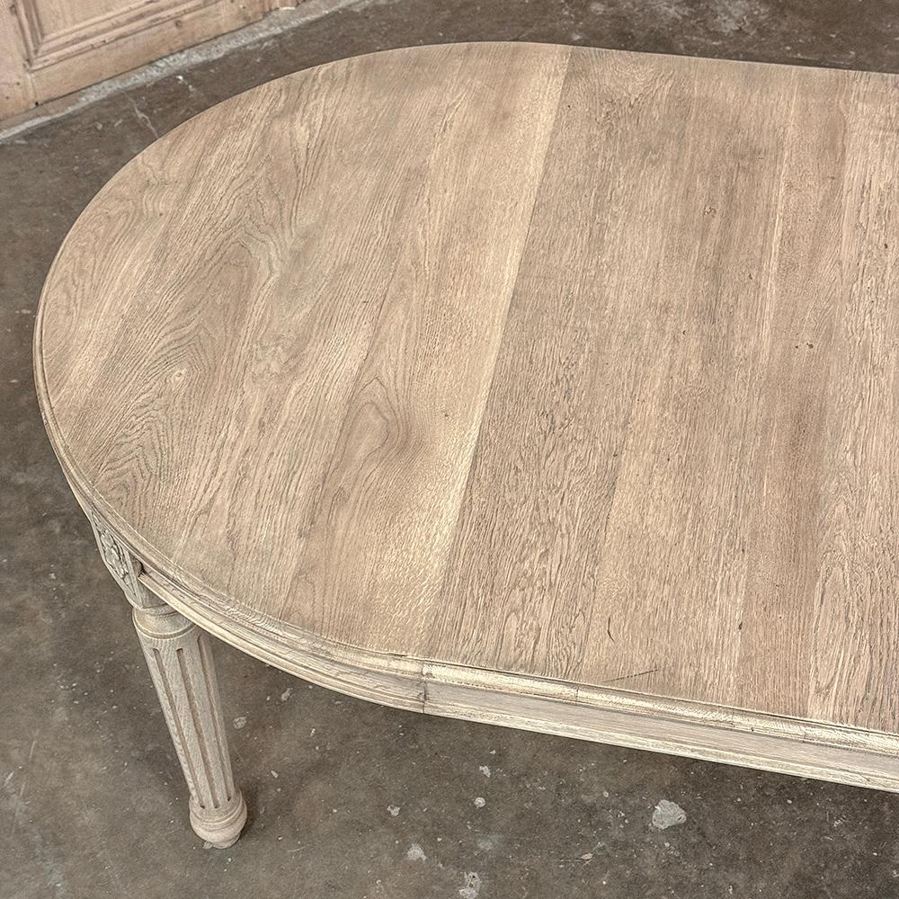 Ancienne table de salle à manger ovale française Louis XVI en chêne rayé en vente 12