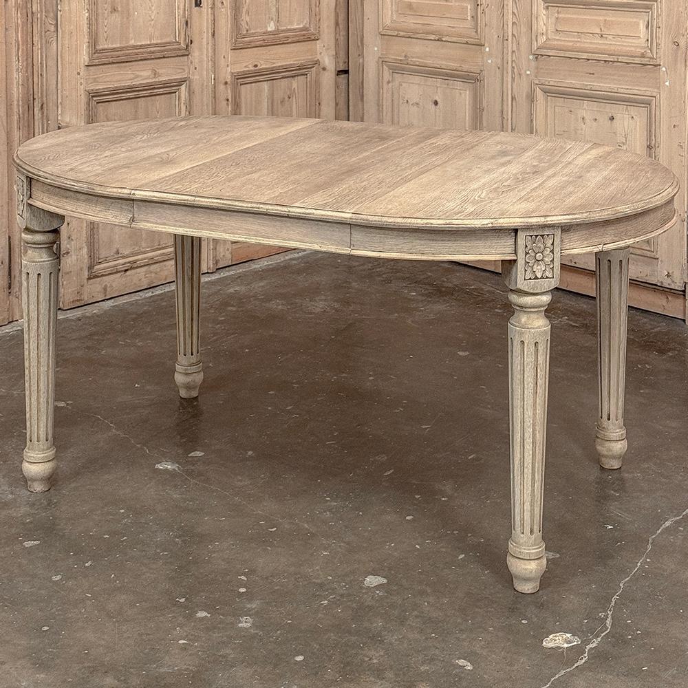 La table de salle à manger ovale Louis XVI en chêne décapé est une interprétation élégante mais sobre du style, conçue dans un thème décontracté qui convient parfaitement aux décors décontractés d'aujourd'hui.  Fabriquée à la main en chêne massif,