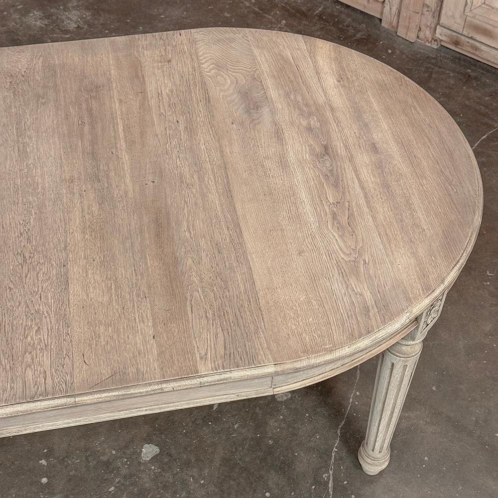 Ancienne table de salle à manger ovale française Louis XVI en chêne rayé en vente 13