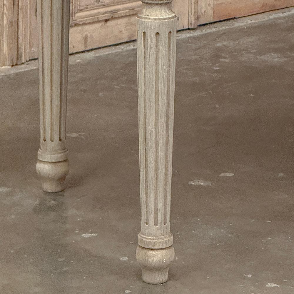 20ième siècle Ancienne table de salle à manger ovale française Louis XVI en chêne rayé en vente