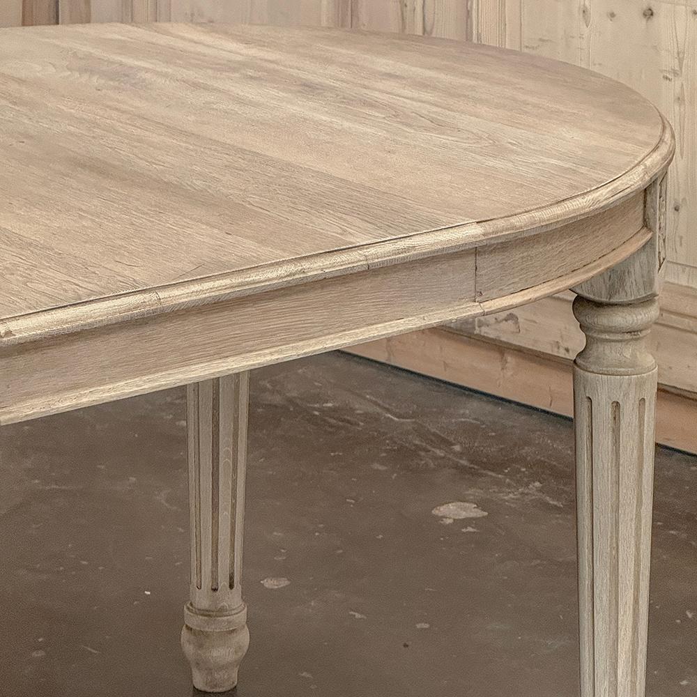 Chêne Ancienne table de salle à manger ovale française Louis XVI en chêne rayé en vente