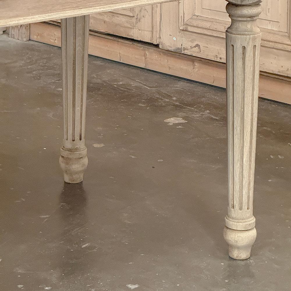 Ancienne table de salle à manger ovale française Louis XVI en chêne rayé en vente 1