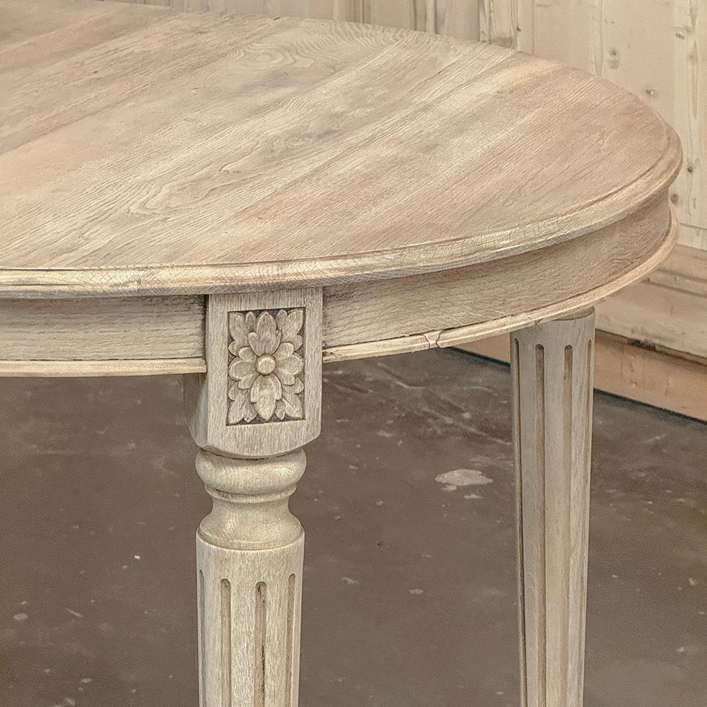 Ancienne table de salle à manger ovale française Louis XVI en chêne rayé en vente 2
