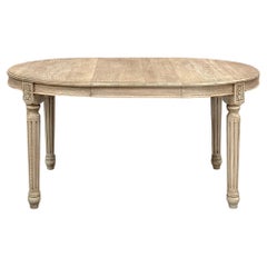 Antigua mesa de comedor ovalada francesa Luis XVI de roble decapado
