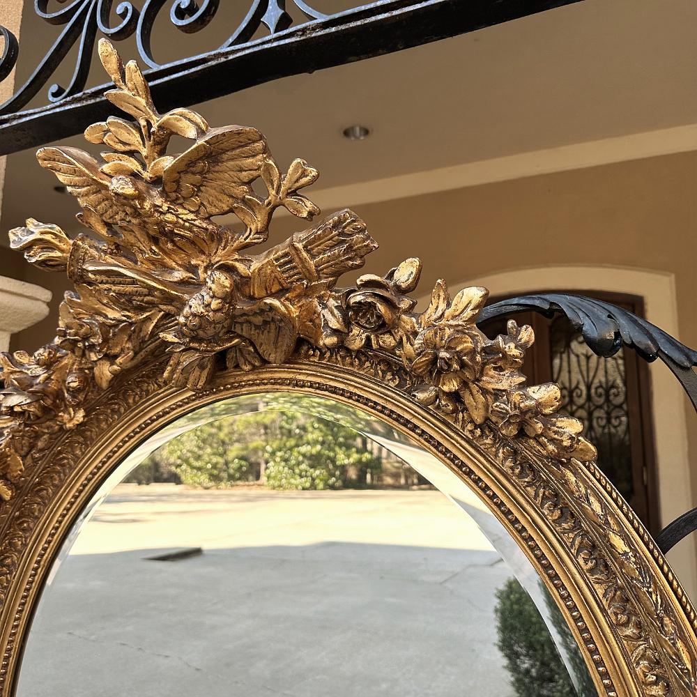 Antique miroir ovale doré français Louis XVI en vente 3