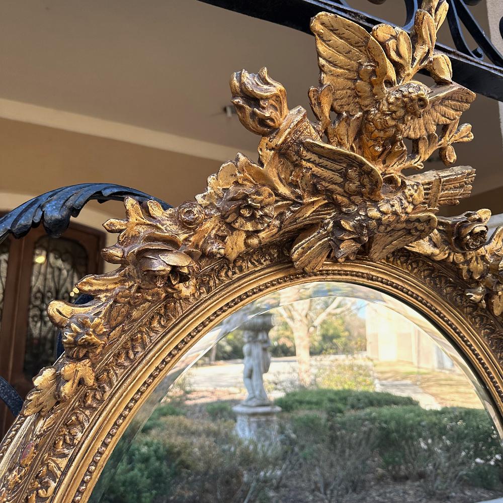20ième siècle Antique miroir ovale doré français Louis XVI en vente