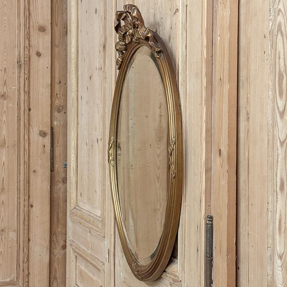 Miroir Mural Antique Français Louis XVI Ovale en Bois Doré en vente 8