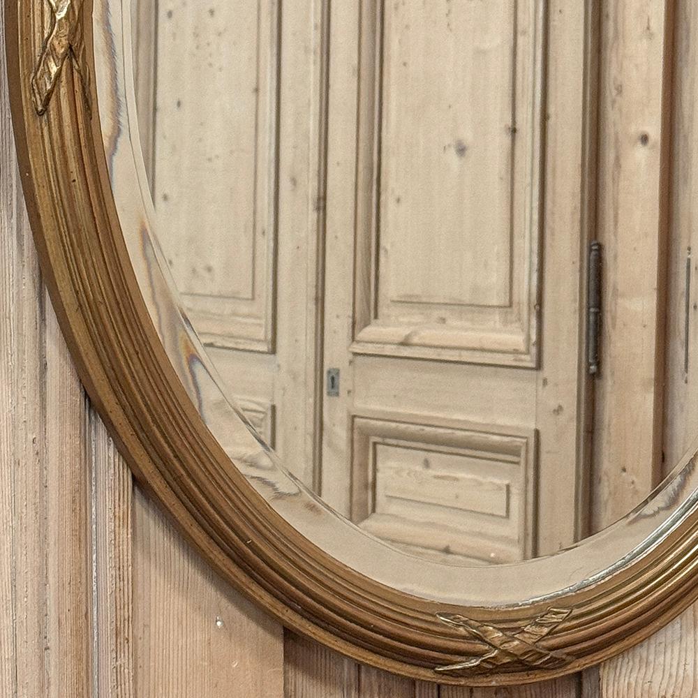 Miroir Mural Antique Français Louis XVI Ovale en Bois Doré en vente 3