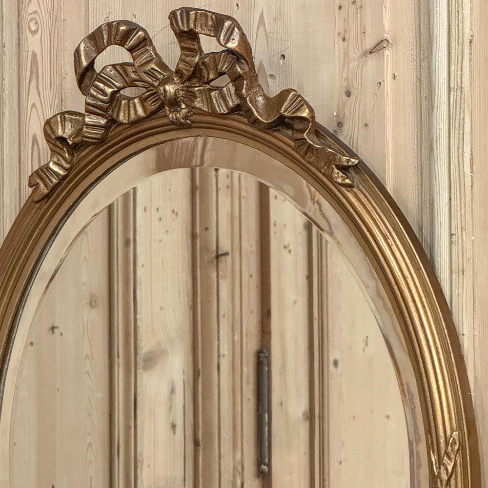 Miroir Mural Antique Français Louis XVI Ovale en Bois Doré en vente 4