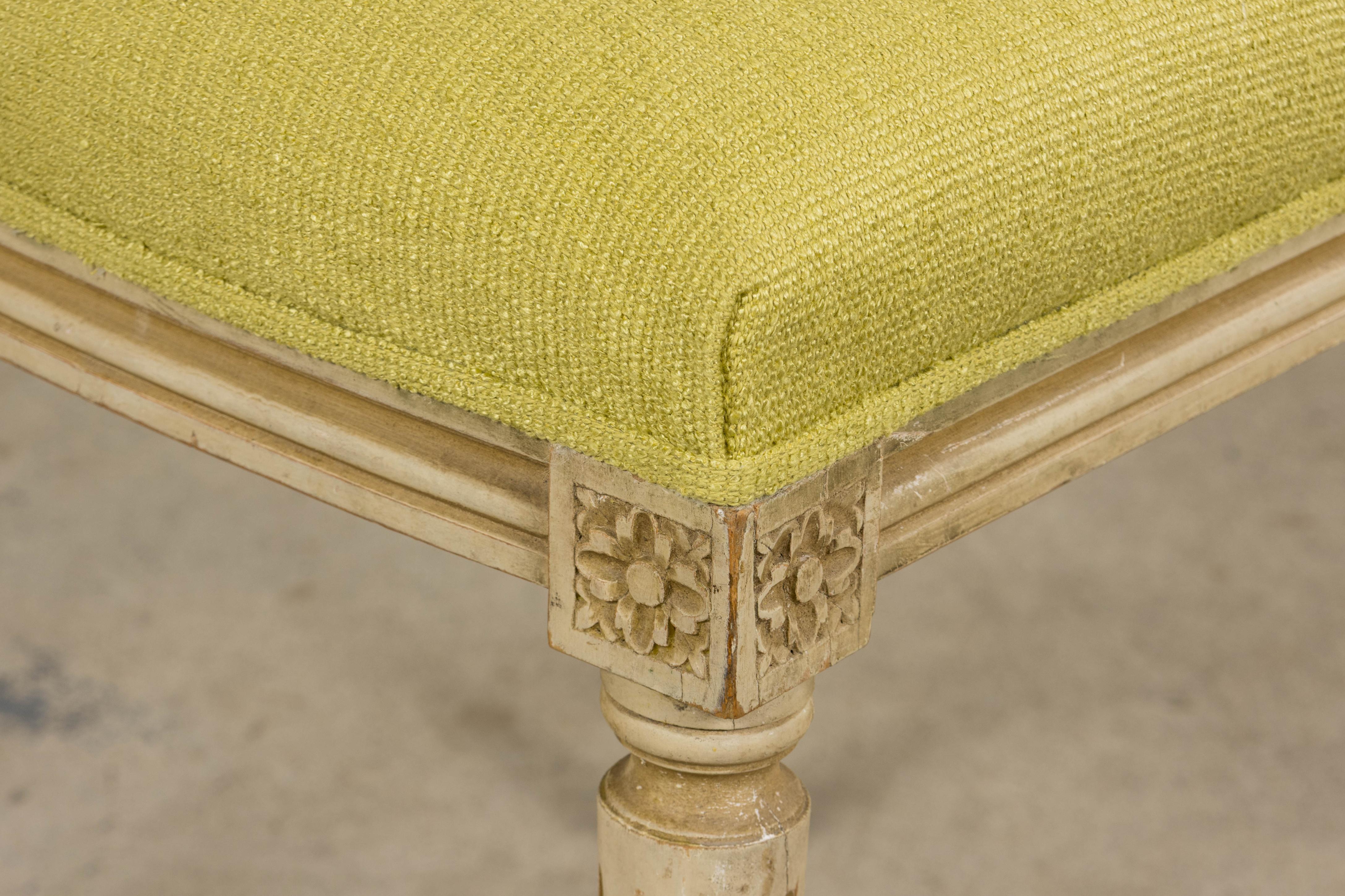 Antique French Louis XVI chaises d'appoint peintes en tissu chartreuse - une paire en vente 3