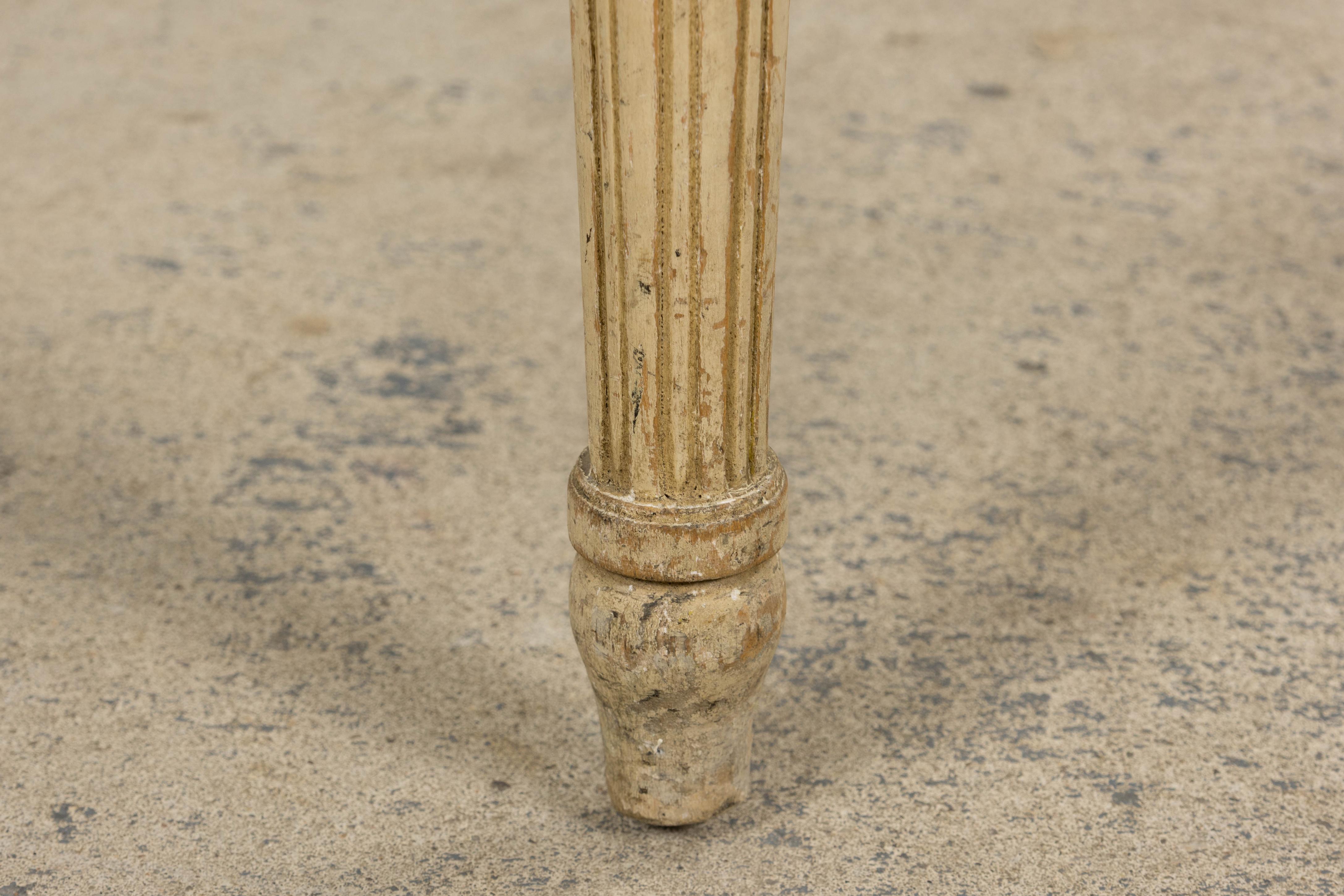 Antique French Louis XVI chaises d'appoint peintes en tissu chartreuse - une paire en vente 4