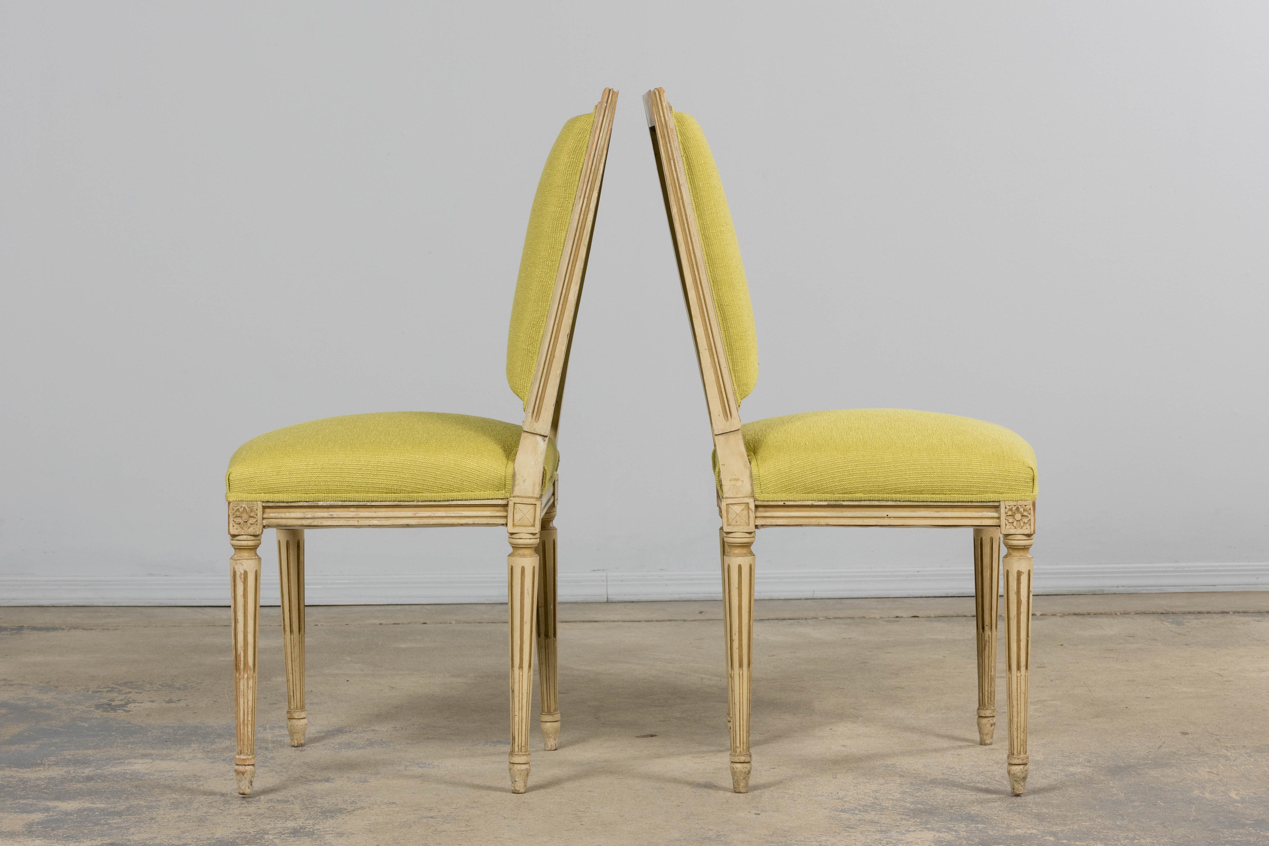 Antique French Louis XVI chaises d'appoint peintes en tissu chartreuse - une paire en vente 5