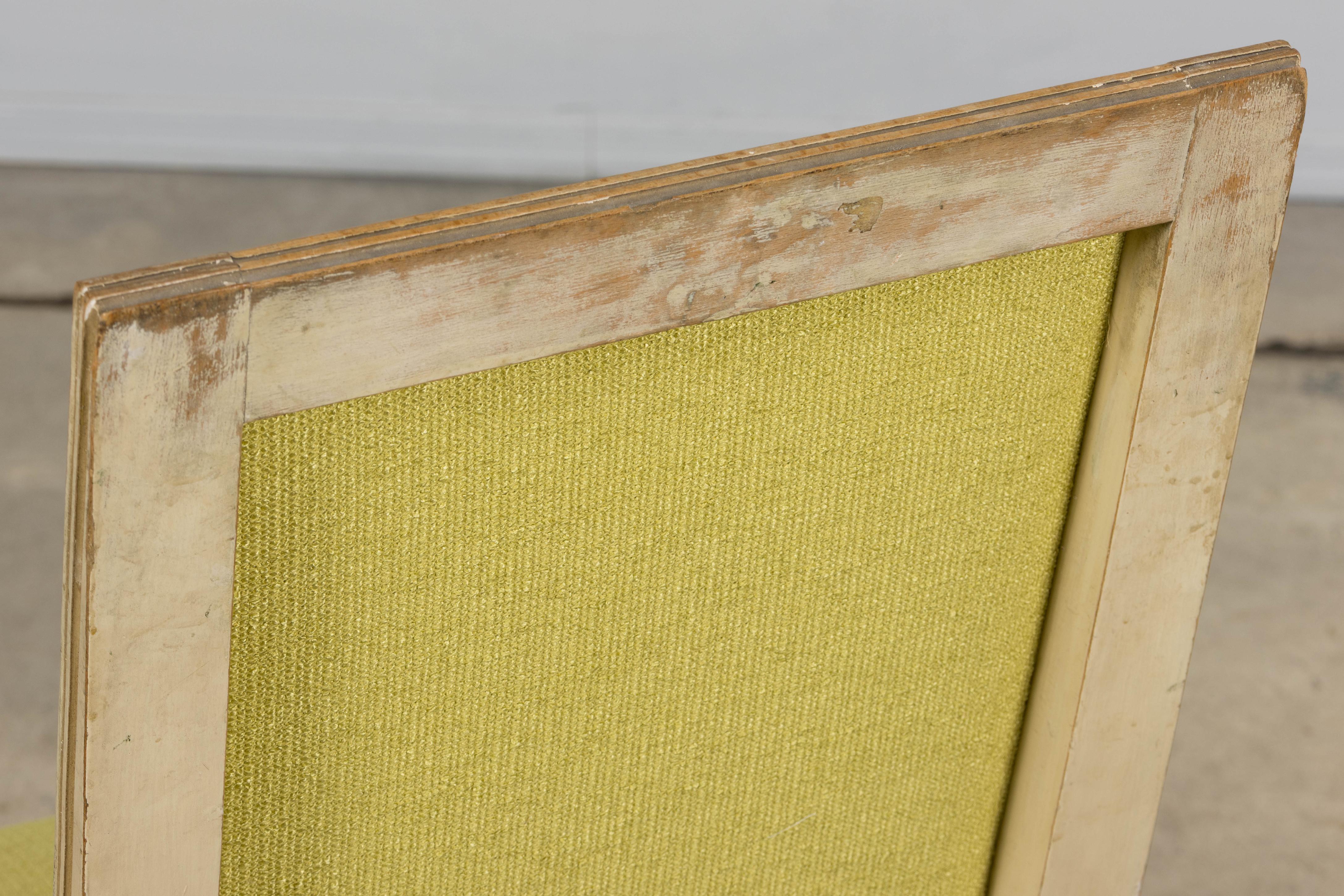 Antique French Louis XVI chaises d'appoint peintes en tissu chartreuse - une paire en vente 7