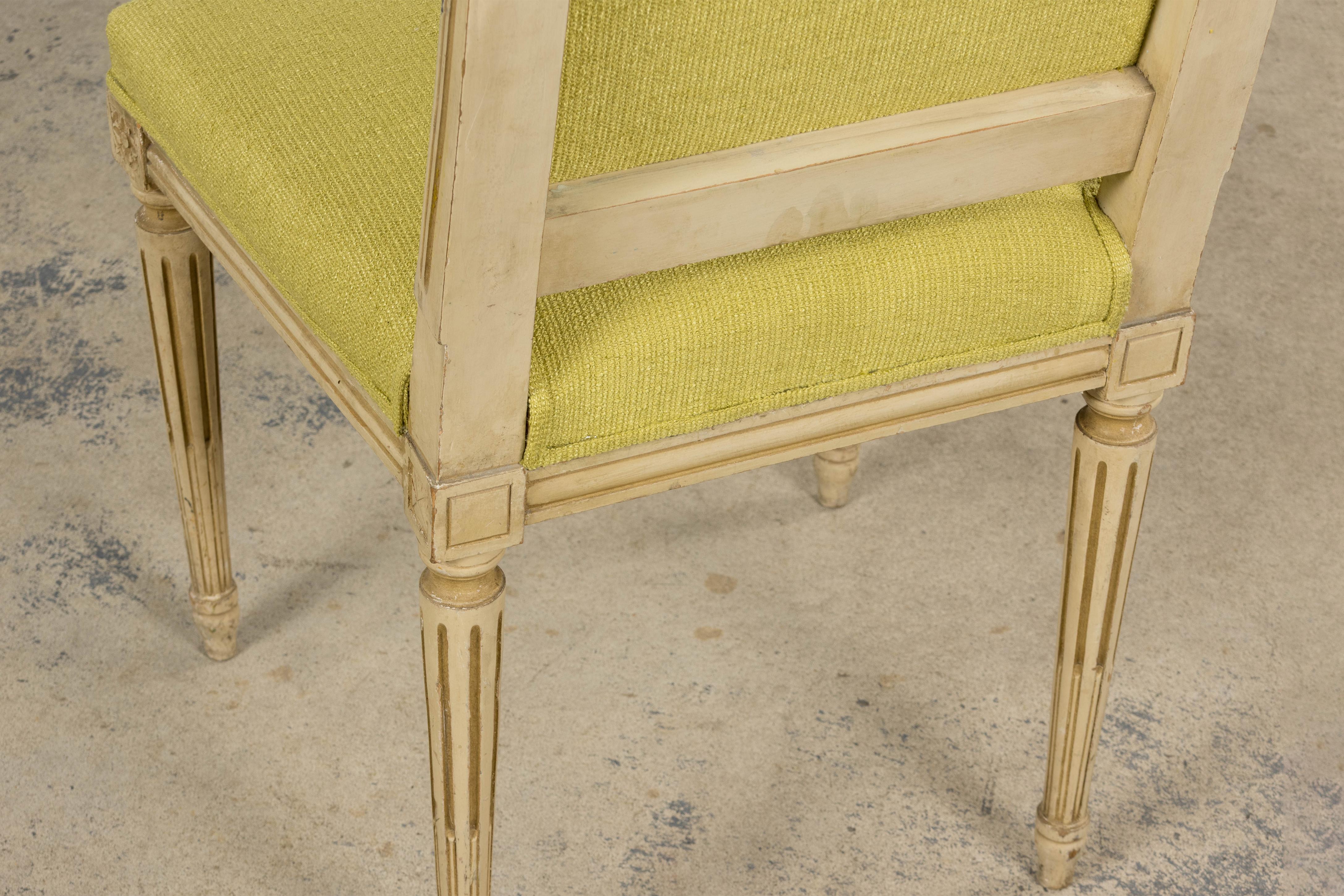 Antique French Louis XVI chaises d'appoint peintes en tissu chartreuse - une paire en vente 8