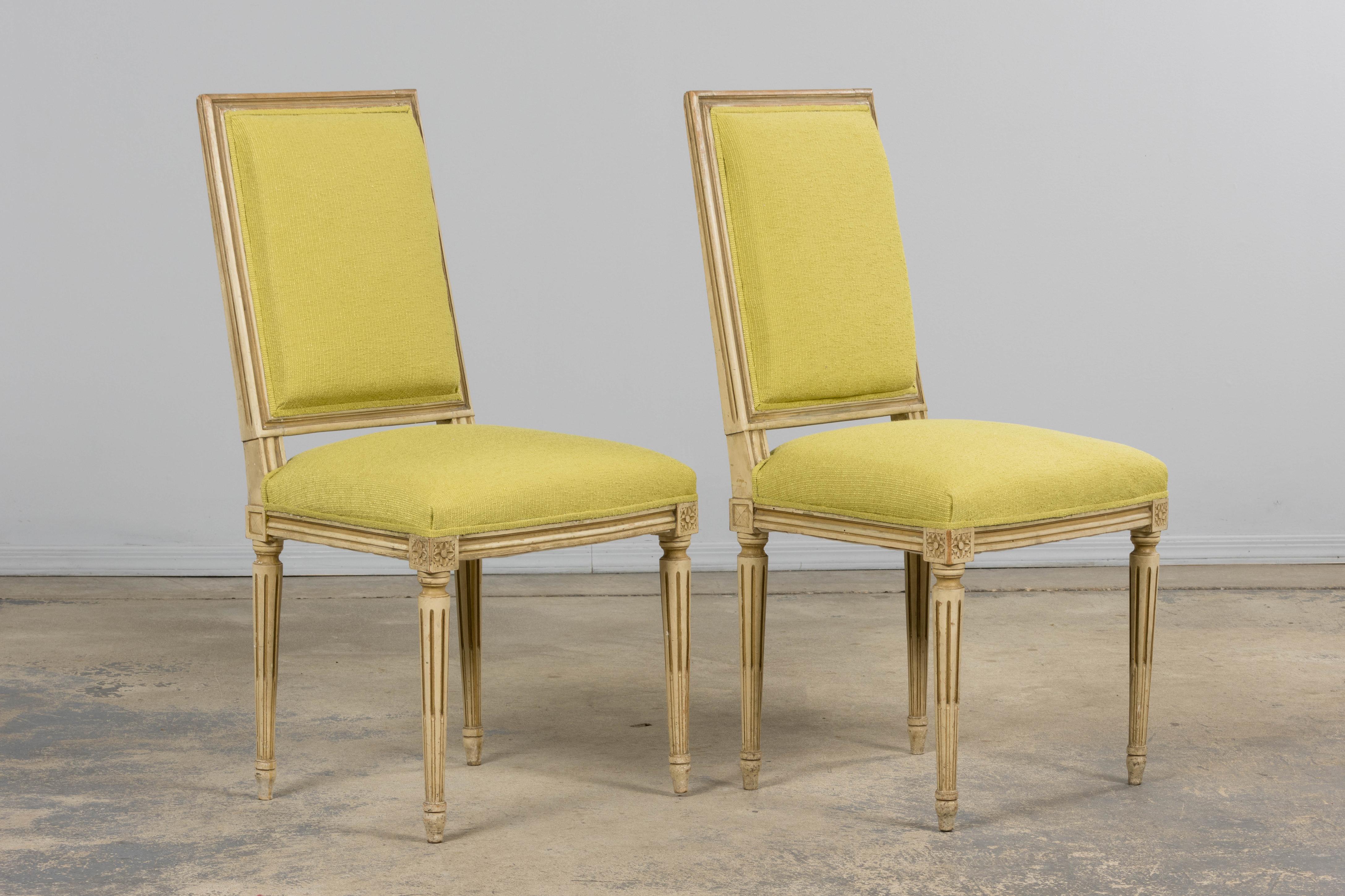 Antique French Louis XVI chaises d'appoint peintes en tissu chartreuse - une paire en vente 9