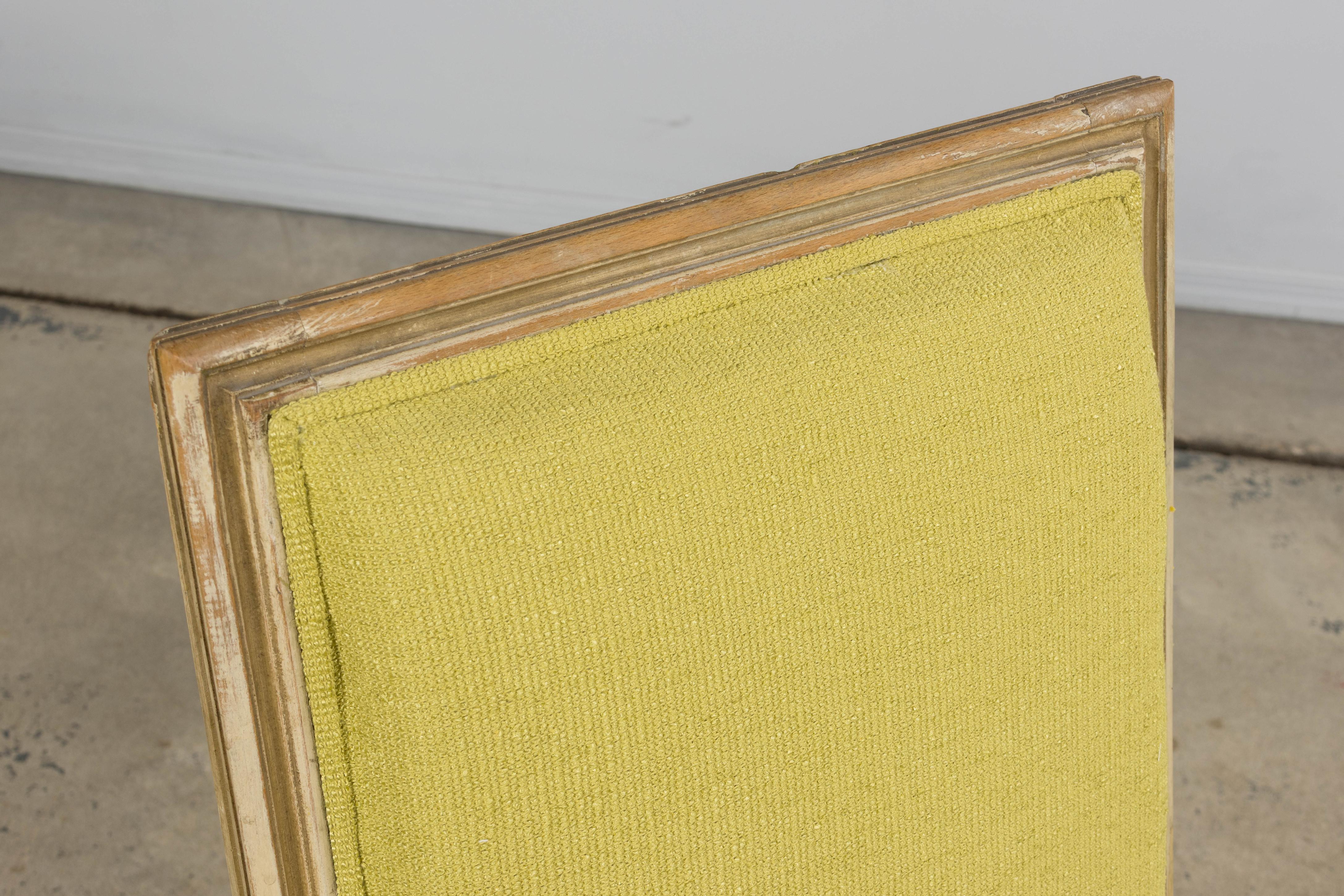 Antique French Louis XVI chaises d'appoint peintes en tissu chartreuse - une paire en vente 10