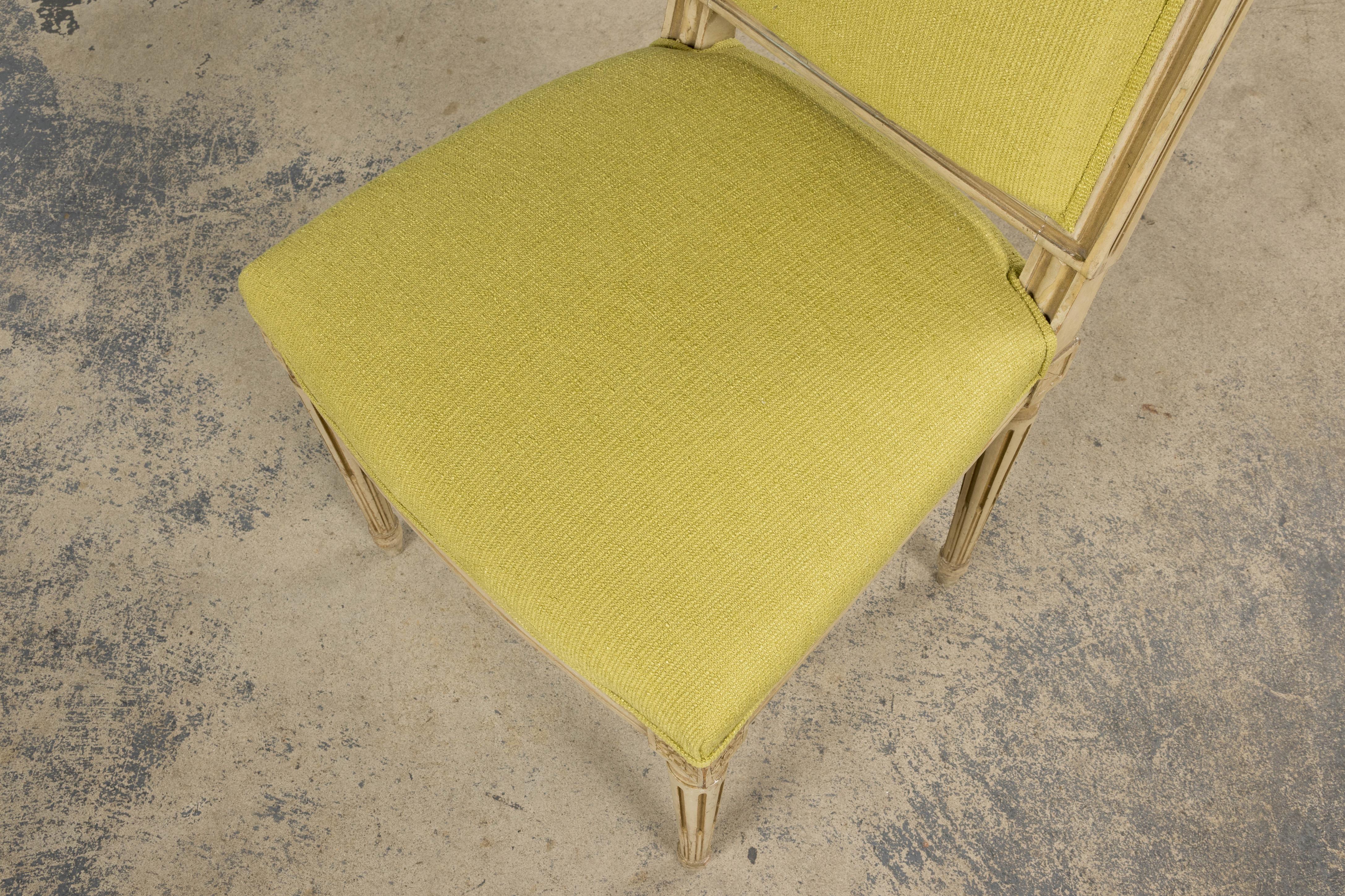 Antique French Louis XVI chaises d'appoint peintes en tissu chartreuse - une paire en vente 11
