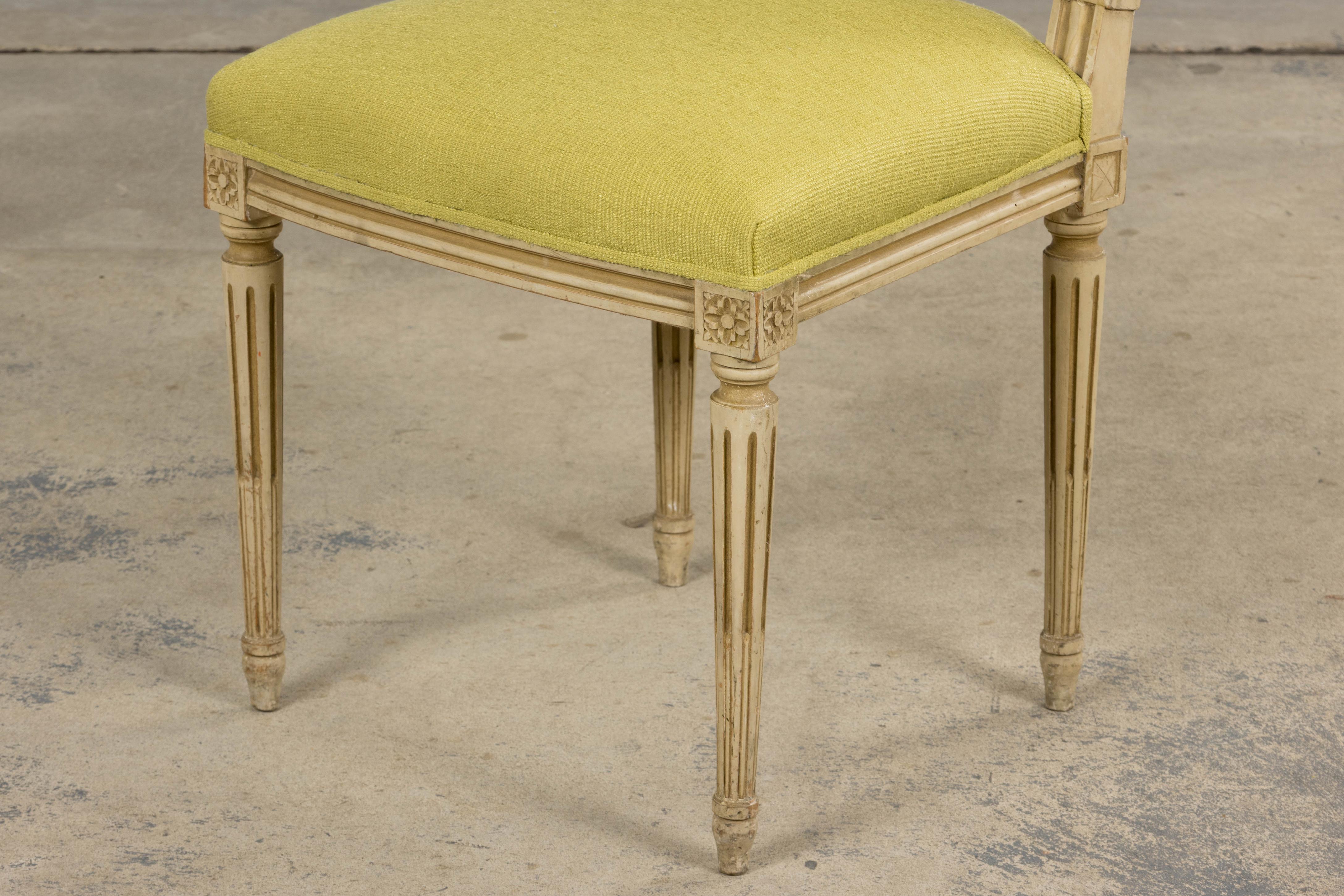 Antique French Louis XVI chaises d'appoint peintes en tissu chartreuse - une paire en vente 12