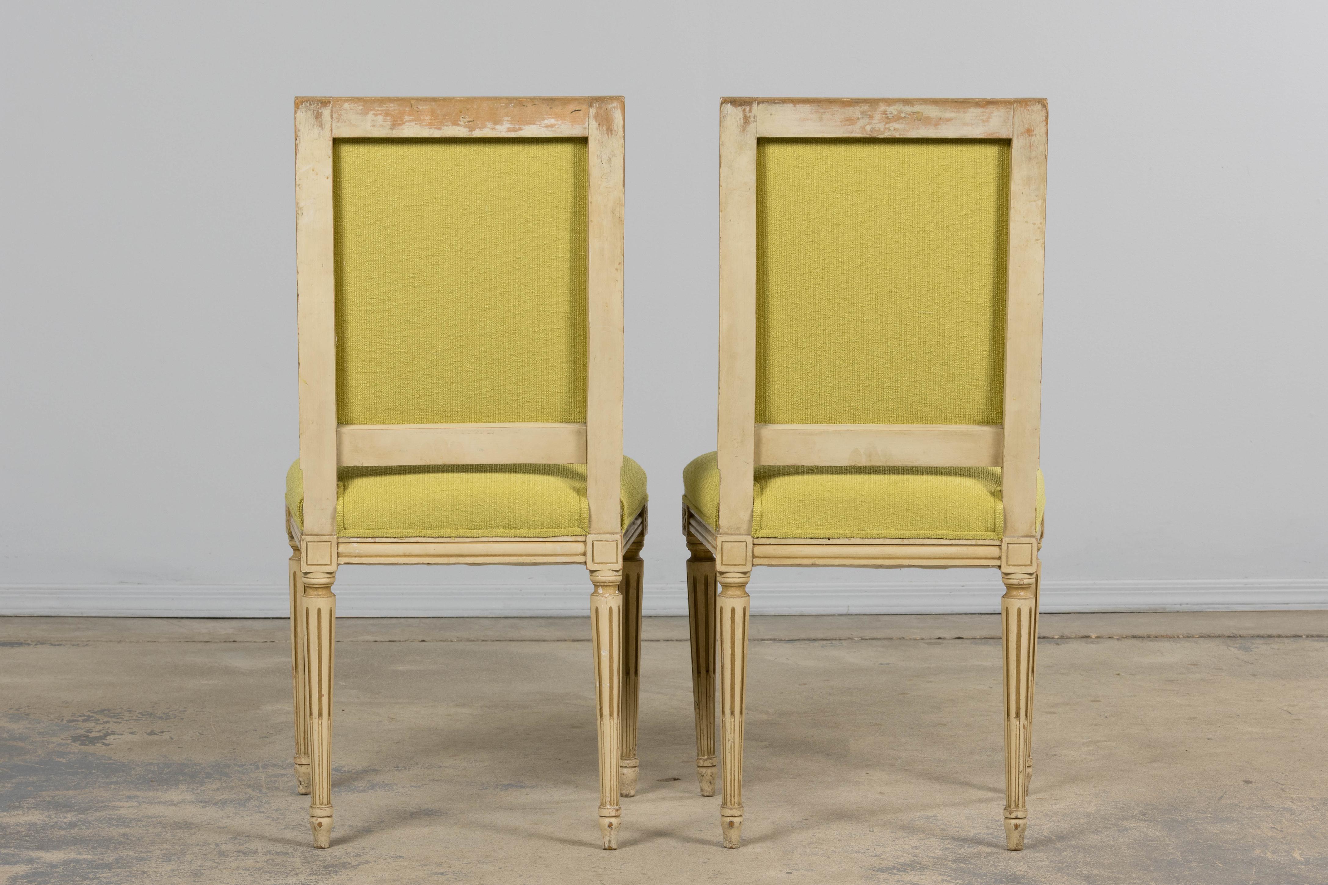 Antique French Louis XVI chaises d'appoint peintes en tissu chartreuse - une paire en vente 13
